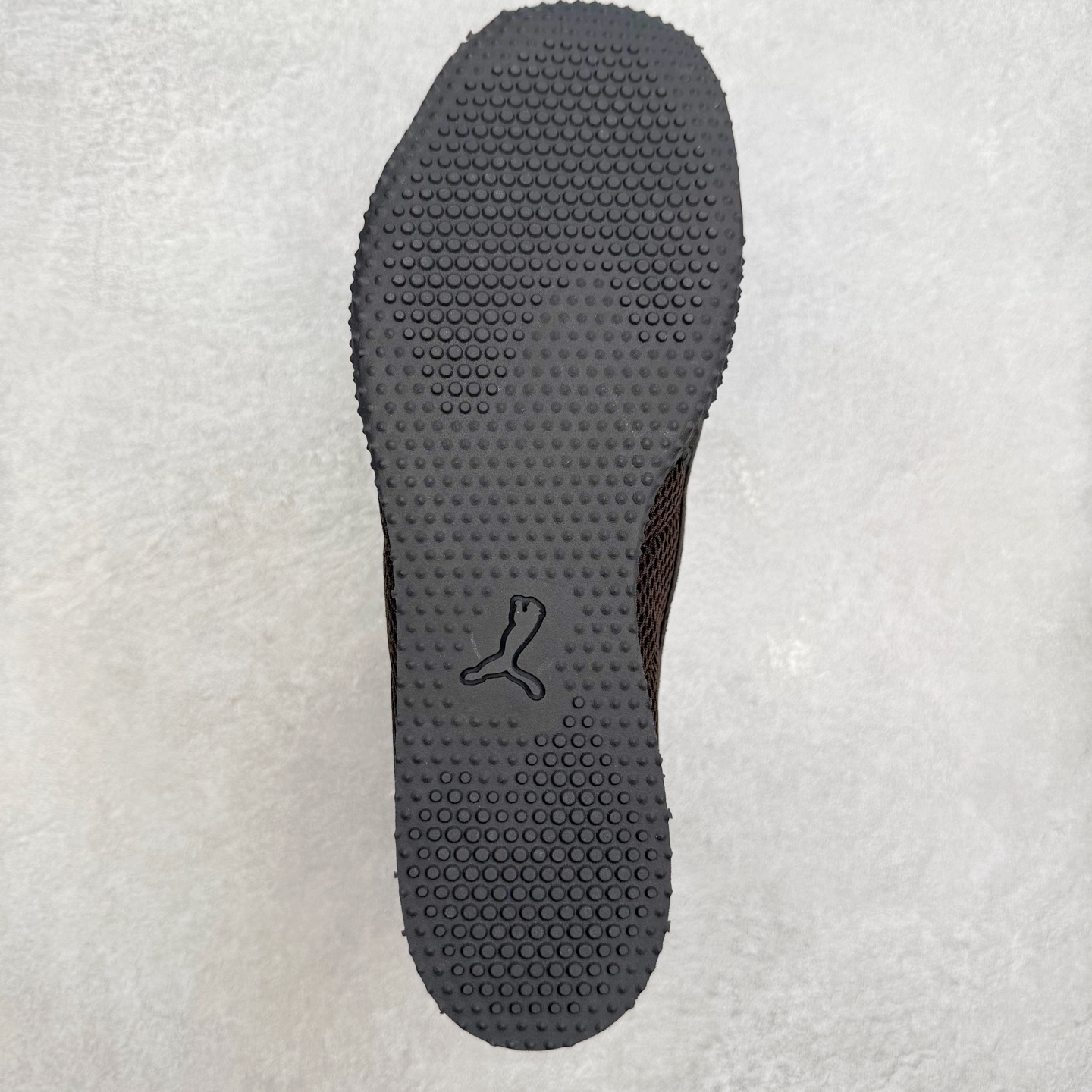 图片[9]-PUMA Bella UT Low 彪马贝拉UT系列低帮薄底德训复古风经典百搭休闲慢跑鞋 继将 Speedcat OG 带回后，近日 Puma 再以品牌档案室的经典鞋型 Bella OG 为蓝本，推出契合时下薄底球鞋趋势的 Bella UT 鞋款。自 21 世纪初问世以来，Bella OG 鞋型以其独特的薄底设计和上翻外底设计收获了众多年轻拥趸，更是 PUMA DNA 中不可磨灭的经典。此番重新推出的 Bella UT 鞋款，整体鞋面采用上乘皮革材质，并延续 Formstrip 设计语言；鞋头处采用精致的包头设计，搭配麂皮材质提升质感；鞋底部分保留 Bella 鞋款标志性的薄底和点状橡胶外底，上翘的设计包裹鞋面；鞋舌与鞋跟分别点缀美洲狮 Logo 与品牌字母 Logo。值得一提的是，本次 Bella UT 鞋款搭载 SOFTFOAM+ 鞋垫，兼顾美学设计与穿着舒适度。而配色上则提供白、黄、蓝、银、粉五款颜色。尺码：35.5 36 37 37.5 38 39 39.5 40 40.5 41 42 42.5 43 44 44.5 45-选品中心