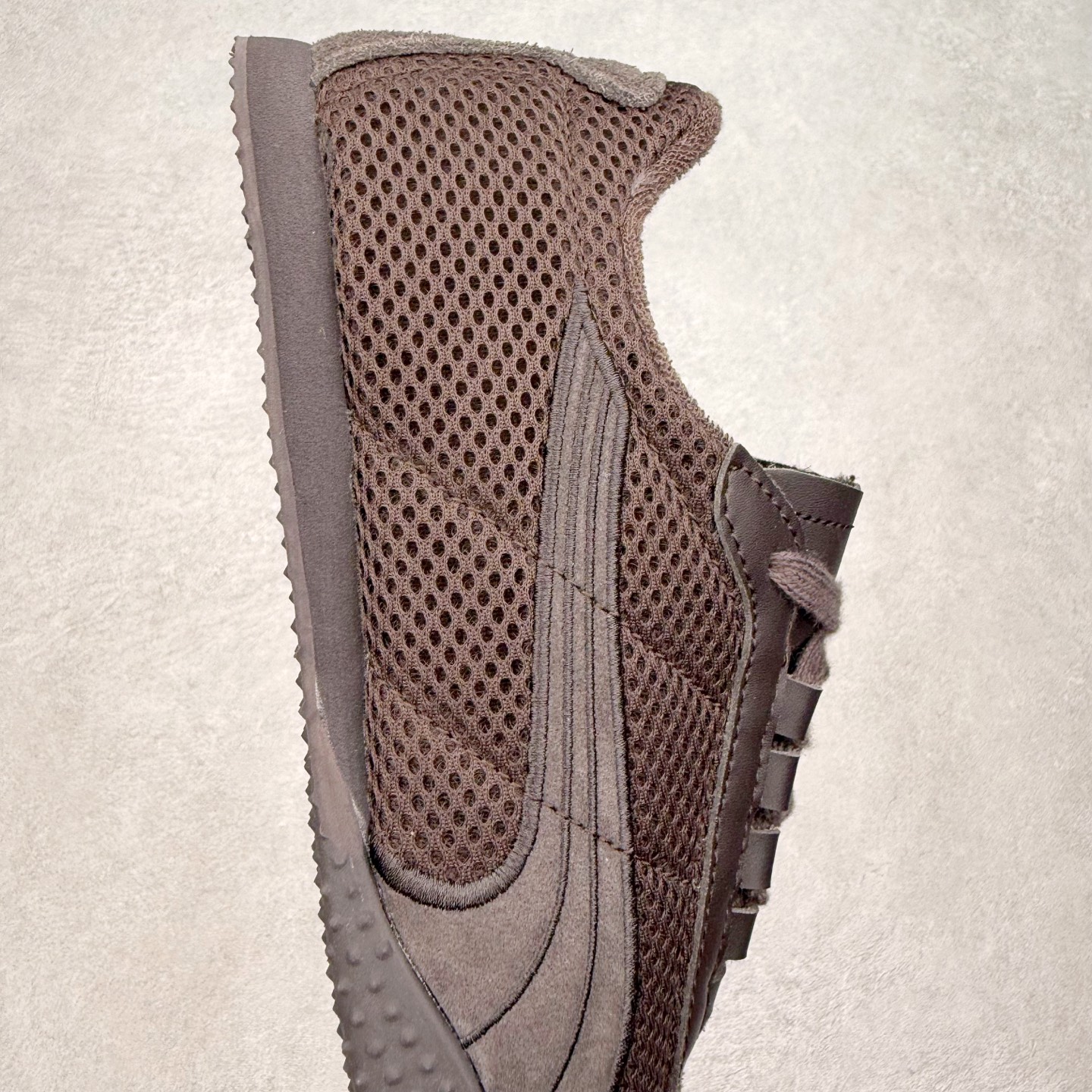 图片[6]-PUMA Bella UT Low 彪马贝拉UT系列低帮薄底德训复古风经典百搭休闲慢跑鞋 继将 Speedcat OG 带回后，近日 Puma 再以品牌档案室的经典鞋型 Bella OG 为蓝本，推出契合时下薄底球鞋趋势的 Bella UT 鞋款。自 21 世纪初问世以来，Bella OG 鞋型以其独特的薄底设计和上翻外底设计收获了众多年轻拥趸，更是 PUMA DNA 中不可磨灭的经典。此番重新推出的 Bella UT 鞋款，整体鞋面采用上乘皮革材质，并延续 Formstrip 设计语言；鞋头处采用精致的包头设计，搭配麂皮材质提升质感；鞋底部分保留 Bella 鞋款标志性的薄底和点状橡胶外底，上翘的设计包裹鞋面；鞋舌与鞋跟分别点缀美洲狮 Logo 与品牌字母 Logo。值得一提的是，本次 Bella UT 鞋款搭载 SOFTFOAM+ 鞋垫，兼顾美学设计与穿着舒适度。而配色上则提供白、黄、蓝、银、粉五款颜色。尺码：35.5 36 37 37.5 38 39 39.5 40 40.5 41 42 42.5 43 44 44.5 45-选品中心