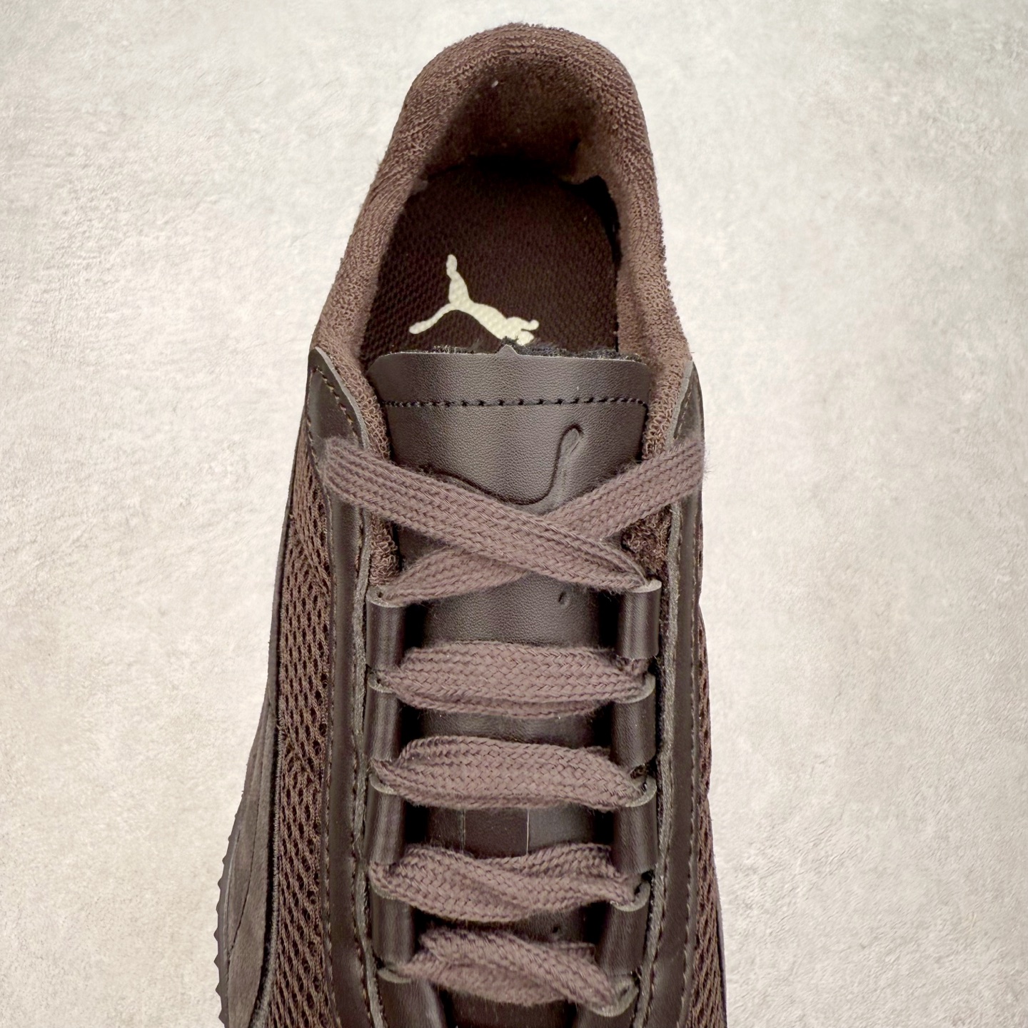 图片[5]-PUMA Bella UT Low 彪马贝拉UT系列低帮薄底德训复古风经典百搭休闲慢跑鞋 继将 Speedcat OG 带回后，近日 Puma 再以品牌档案室的经典鞋型 Bella OG 为蓝本，推出契合时下薄底球鞋趋势的 Bella UT 鞋款。自 21 世纪初问世以来，Bella OG 鞋型以其独特的薄底设计和上翻外底设计收获了众多年轻拥趸，更是 PUMA DNA 中不可磨灭的经典。此番重新推出的 Bella UT 鞋款，整体鞋面采用上乘皮革材质，并延续 Formstrip 设计语言；鞋头处采用精致的包头设计，搭配麂皮材质提升质感；鞋底部分保留 Bella 鞋款标志性的薄底和点状橡胶外底，上翘的设计包裹鞋面；鞋舌与鞋跟分别点缀美洲狮 Logo 与品牌字母 Logo。值得一提的是，本次 Bella UT 鞋款搭载 SOFTFOAM+ 鞋垫，兼顾美学设计与穿着舒适度。而配色上则提供白、黄、蓝、银、粉五款颜色。尺码：35.5 36 37 37.5 38 39 39.5 40 40.5 41 42 42.5 43 44 44.5 45-选品中心