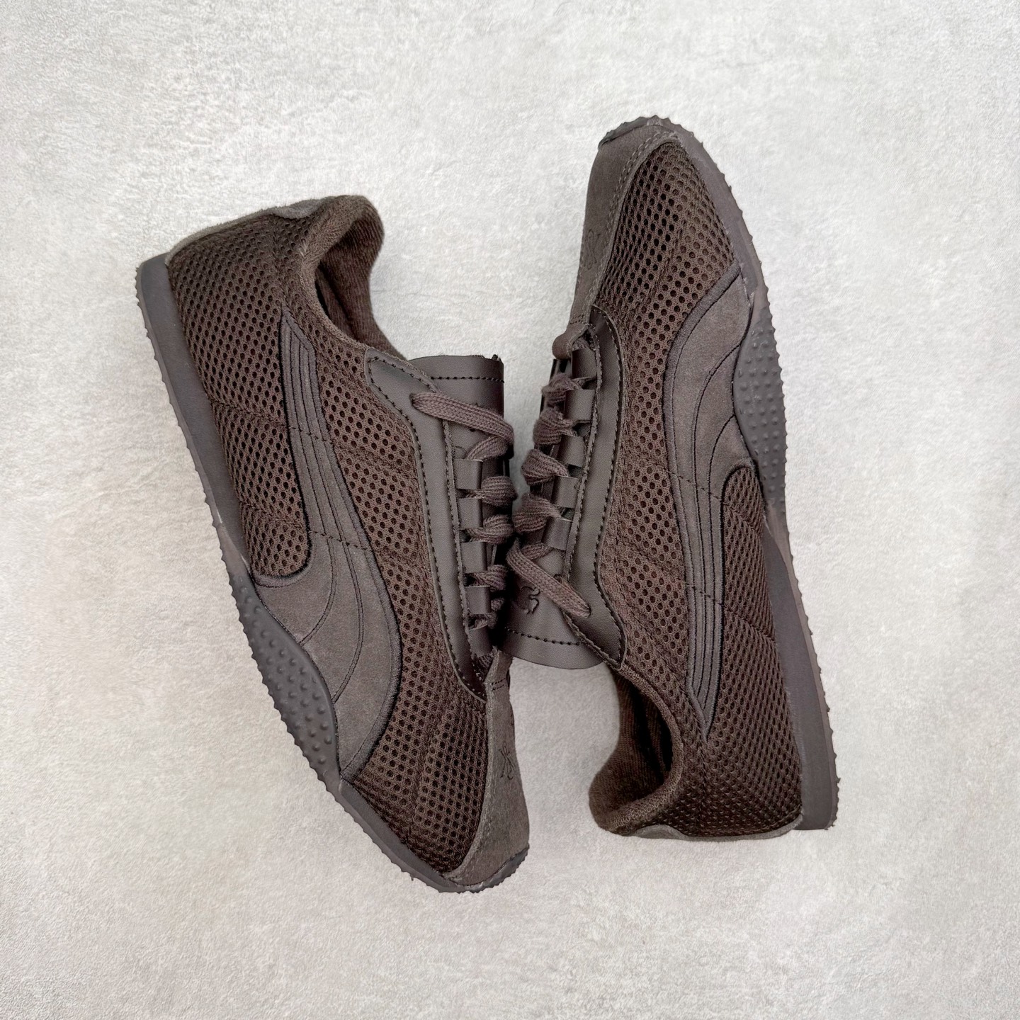 图片[3]-PUMA Bella UT Low 彪马贝拉UT系列低帮薄底德训复古风经典百搭休闲慢跑鞋 继将 Speedcat OG 带回后，近日 Puma 再以品牌档案室的经典鞋型 Bella OG 为蓝本，推出契合时下薄底球鞋趋势的 Bella UT 鞋款。自 21 世纪初问世以来，Bella OG 鞋型以其独特的薄底设计和上翻外底设计收获了众多年轻拥趸，更是 PUMA DNA 中不可磨灭的经典。此番重新推出的 Bella UT 鞋款，整体鞋面采用上乘皮革材质，并延续 Formstrip 设计语言；鞋头处采用精致的包头设计，搭配麂皮材质提升质感；鞋底部分保留 Bella 鞋款标志性的薄底和点状橡胶外底，上翘的设计包裹鞋面；鞋舌与鞋跟分别点缀美洲狮 Logo 与品牌字母 Logo。值得一提的是，本次 Bella UT 鞋款搭载 SOFTFOAM+ 鞋垫，兼顾美学设计与穿着舒适度。而配色上则提供白、黄、蓝、银、粉五款颜色。尺码：35.5 36 37 37.5 38 39 39.5 40 40.5 41 42 42.5 43 44 44.5 45-选品中心