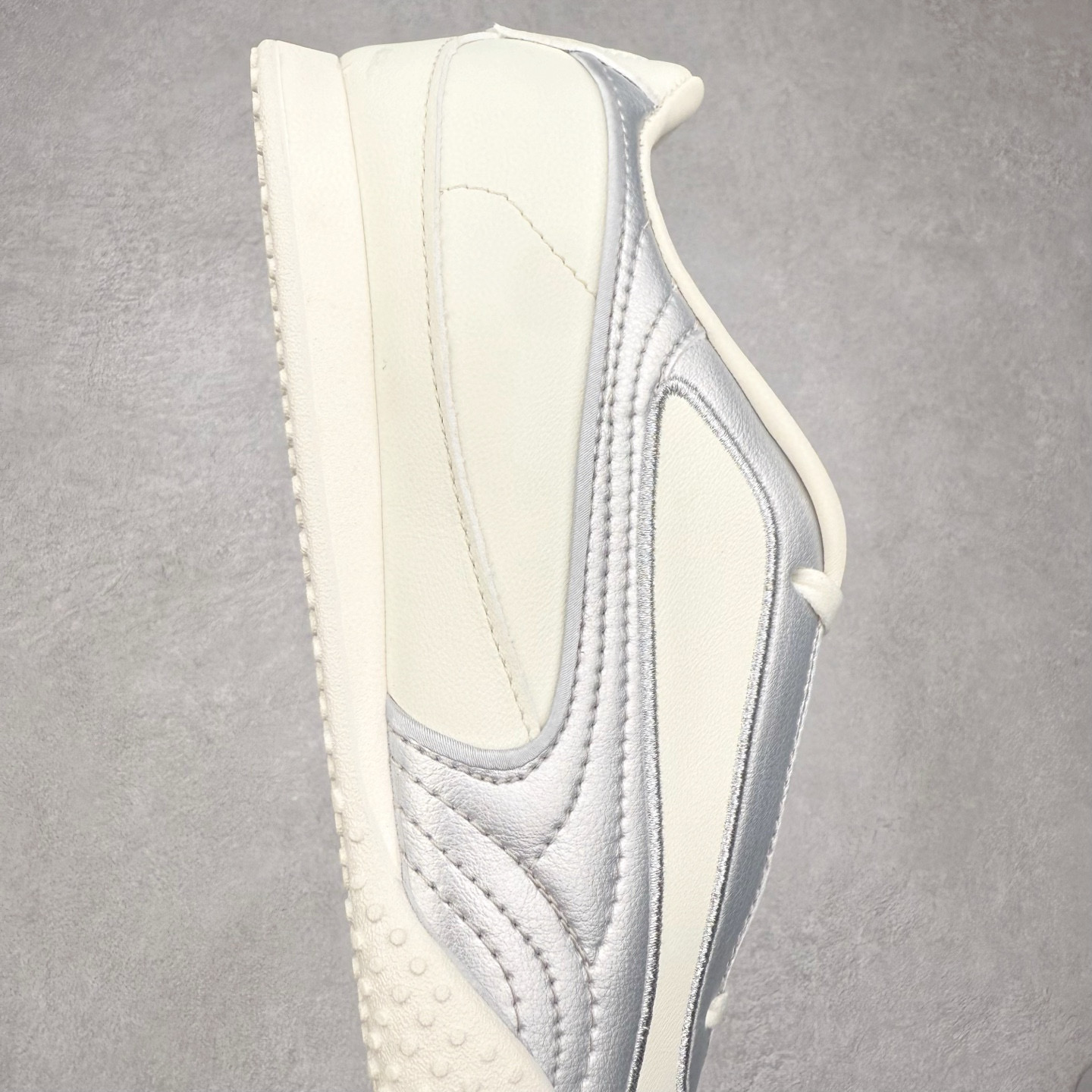 图片[6]-PUMA Bella UT Low 彪马贝拉UT系列低帮薄底德训复古风经典百搭休闲慢跑鞋 继将 Speedcat OG 带回后，近日 Puma 再以品牌档案室的经典鞋型 Bella OG 为蓝本，推出契合时下薄底球鞋趋势的 Bella UT 鞋款。自 21 世纪初问世以来，Bella OG 鞋型以其独特的薄底设计和上翻外底设计收获了众多年轻拥趸，更是 PUMA DNA 中不可磨灭的经典。此番重新推出的 Bella UT 鞋款，整体鞋面采用上乘皮革材质，并延续 Formstrip 设计语言；鞋头处采用精致的包头设计，搭配麂皮材质提升质感；鞋底部分保留 Bella 鞋款标志性的薄底和点状橡胶外底，上翘的设计包裹鞋面；鞋舌与鞋跟分别点缀美洲狮 Logo 与品牌字母 Logo。值得一提的是，本次 Bella UT 鞋款搭载 SOFTFOAM+ 鞋垫，兼顾美学设计与穿着舒适度。而配色上则提供白、黄、蓝、银、粉五款颜色。尺码：35.5 36 37 37.5 38 39 39.5 40 40.5 41 42 42.5 43 44 44.5 45-选品中心