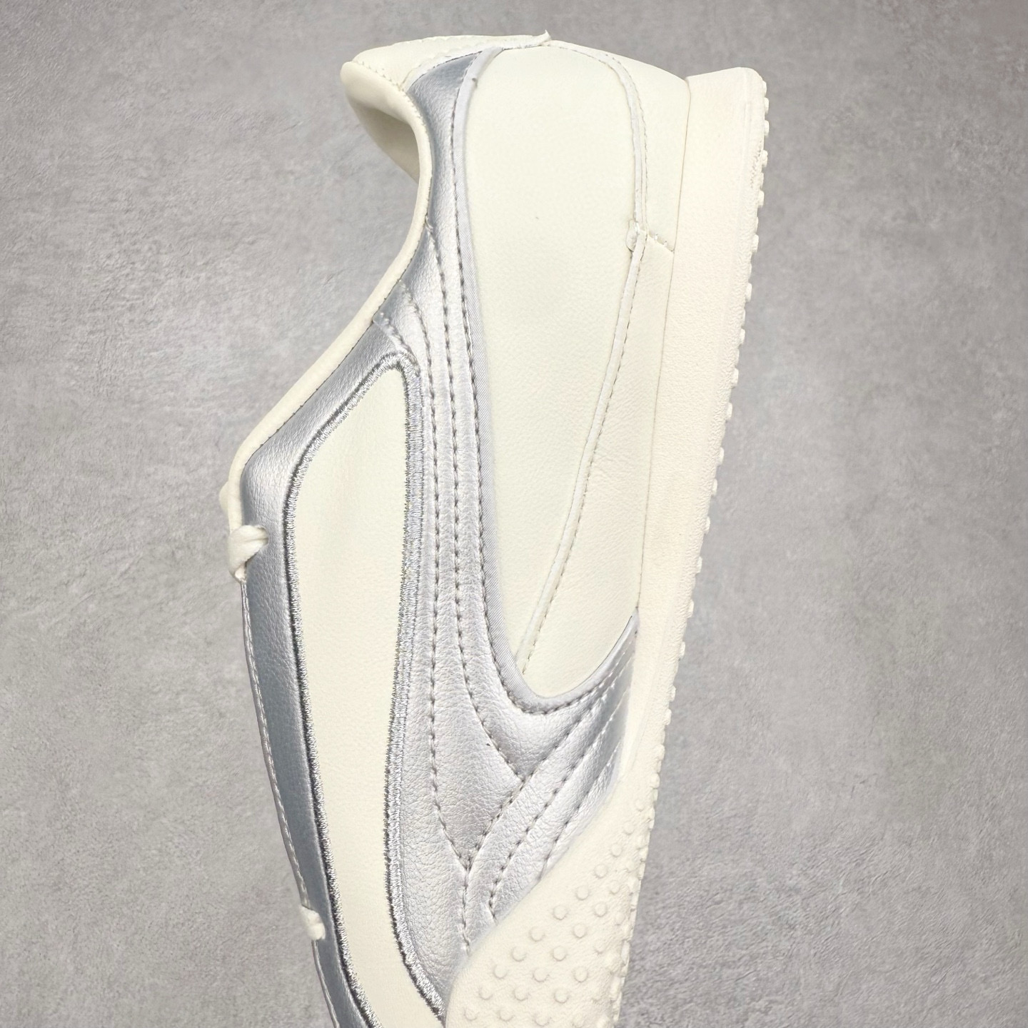 图片[7]-PUMA Bella UT Low 彪马贝拉UT系列低帮薄底德训复古风经典百搭休闲慢跑鞋 继将 Speedcat OG 带回后，近日 Puma 再以品牌档案室的经典鞋型 Bella OG 为蓝本，推出契合时下薄底球鞋趋势的 Bella UT 鞋款。自 21 世纪初问世以来，Bella OG 鞋型以其独特的薄底设计和上翻外底设计收获了众多年轻拥趸，更是 PUMA DNA 中不可磨灭的经典。此番重新推出的 Bella UT 鞋款，整体鞋面采用上乘皮革材质，并延续 Formstrip 设计语言；鞋头处采用精致的包头设计，搭配麂皮材质提升质感；鞋底部分保留 Bella 鞋款标志性的薄底和点状橡胶外底，上翘的设计包裹鞋面；鞋舌与鞋跟分别点缀美洲狮 Logo 与品牌字母 Logo。值得一提的是，本次 Bella UT 鞋款搭载 SOFTFOAM+ 鞋垫，兼顾美学设计与穿着舒适度。而配色上则提供白、黄、蓝、银、粉五款颜色。尺码：35.5 36 37 37.5 38 39 39.5 40 40.5 41 42 42.5 43 44 44.5 45-选品中心