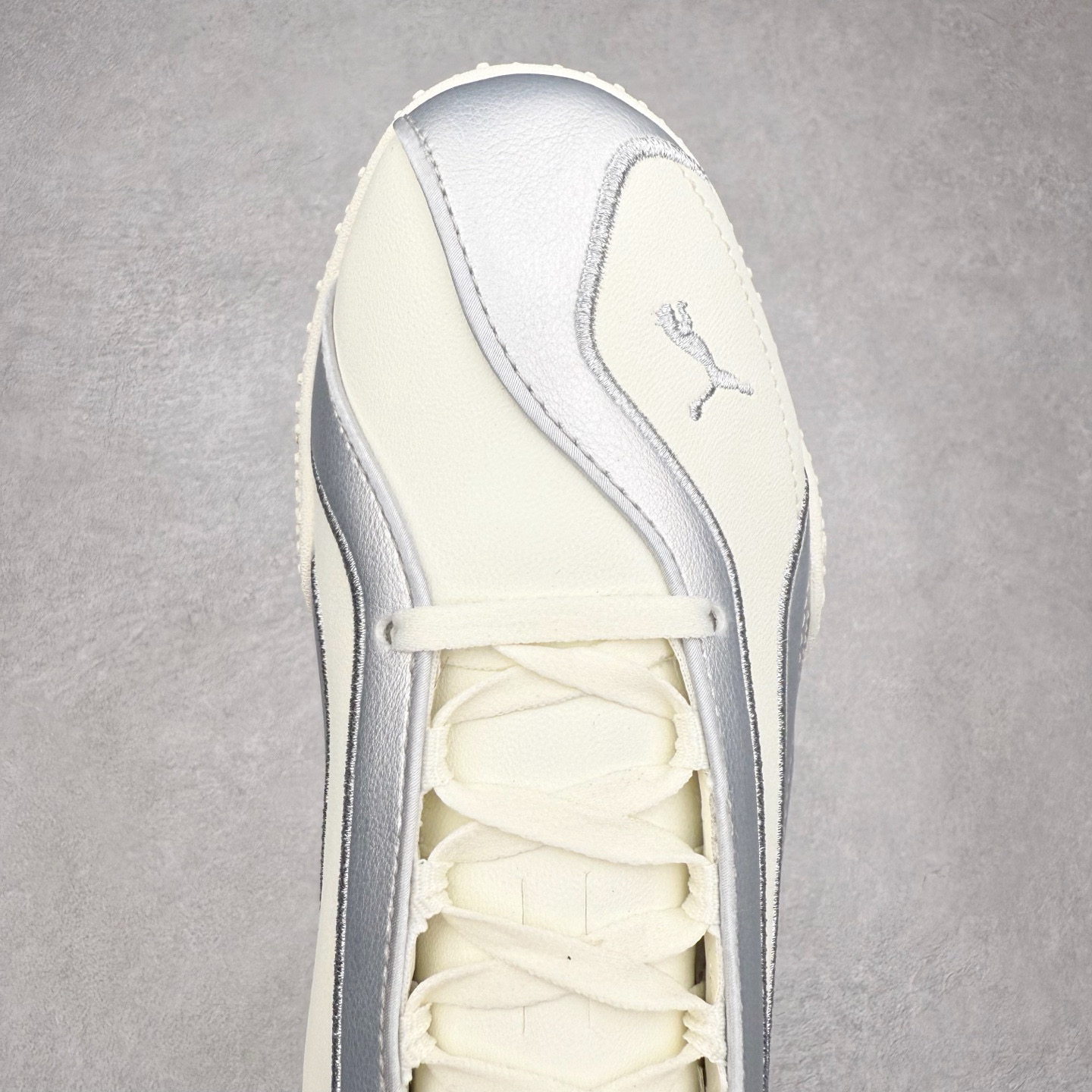 图片[4]-PUMA Bella UT Low 彪马贝拉UT系列低帮薄底德训复古风经典百搭休闲慢跑鞋 继将 Speedcat OG 带回后，近日 Puma 再以品牌档案室的经典鞋型 Bella OG 为蓝本，推出契合时下薄底球鞋趋势的 Bella UT 鞋款。自 21 世纪初问世以来，Bella OG 鞋型以其独特的薄底设计和上翻外底设计收获了众多年轻拥趸，更是 PUMA DNA 中不可磨灭的经典。此番重新推出的 Bella UT 鞋款，整体鞋面采用上乘皮革材质，并延续 Formstrip 设计语言；鞋头处采用精致的包头设计，搭配麂皮材质提升质感；鞋底部分保留 Bella 鞋款标志性的薄底和点状橡胶外底，上翘的设计包裹鞋面；鞋舌与鞋跟分别点缀美洲狮 Logo 与品牌字母 Logo。值得一提的是，本次 Bella UT 鞋款搭载 SOFTFOAM+ 鞋垫，兼顾美学设计与穿着舒适度。而配色上则提供白、黄、蓝、银、粉五款颜色。尺码：35.5 36 37 37.5 38 39 39.5 40 40.5 41 42 42.5 43 44 44.5 45-选品中心