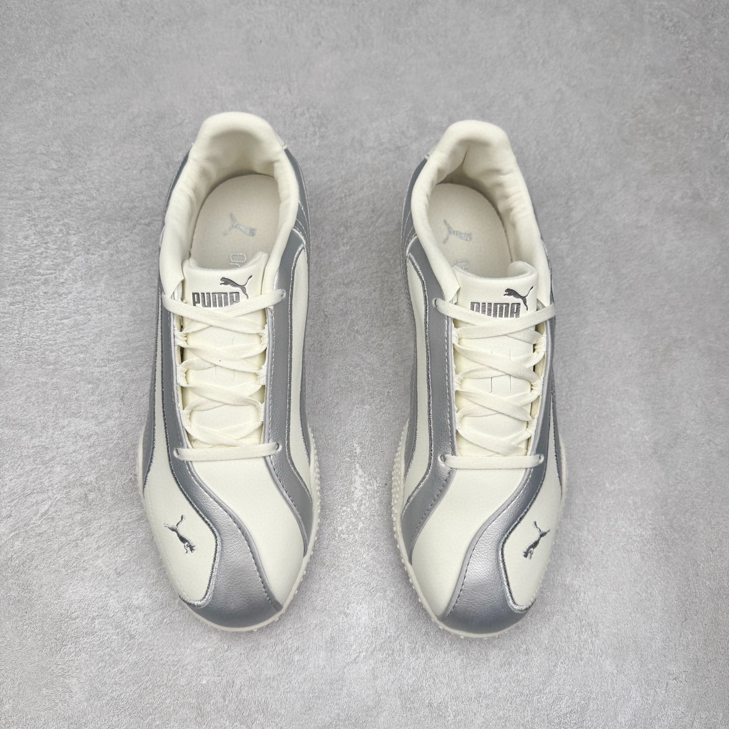 图片[2]-PUMA Bella UT Low 彪马贝拉UT系列低帮薄底德训复古风经典百搭休闲慢跑鞋 继将 Speedcat OG 带回后，近日 Puma 再以品牌档案室的经典鞋型 Bella OG 为蓝本，推出契合时下薄底球鞋趋势的 Bella UT 鞋款。自 21 世纪初问世以来，Bella OG 鞋型以其独特的薄底设计和上翻外底设计收获了众多年轻拥趸，更是 PUMA DNA 中不可磨灭的经典。此番重新推出的 Bella UT 鞋款，整体鞋面采用上乘皮革材质，并延续 Formstrip 设计语言；鞋头处采用精致的包头设计，搭配麂皮材质提升质感；鞋底部分保留 Bella 鞋款标志性的薄底和点状橡胶外底，上翘的设计包裹鞋面；鞋舌与鞋跟分别点缀美洲狮 Logo 与品牌字母 Logo。值得一提的是，本次 Bella UT 鞋款搭载 SOFTFOAM+ 鞋垫，兼顾美学设计与穿着舒适度。而配色上则提供白、黄、蓝、银、粉五款颜色。尺码：35.5 36 37 37.5 38 39 39.5 40 40.5 41 42 42.5 43 44 44.5 45-选品中心