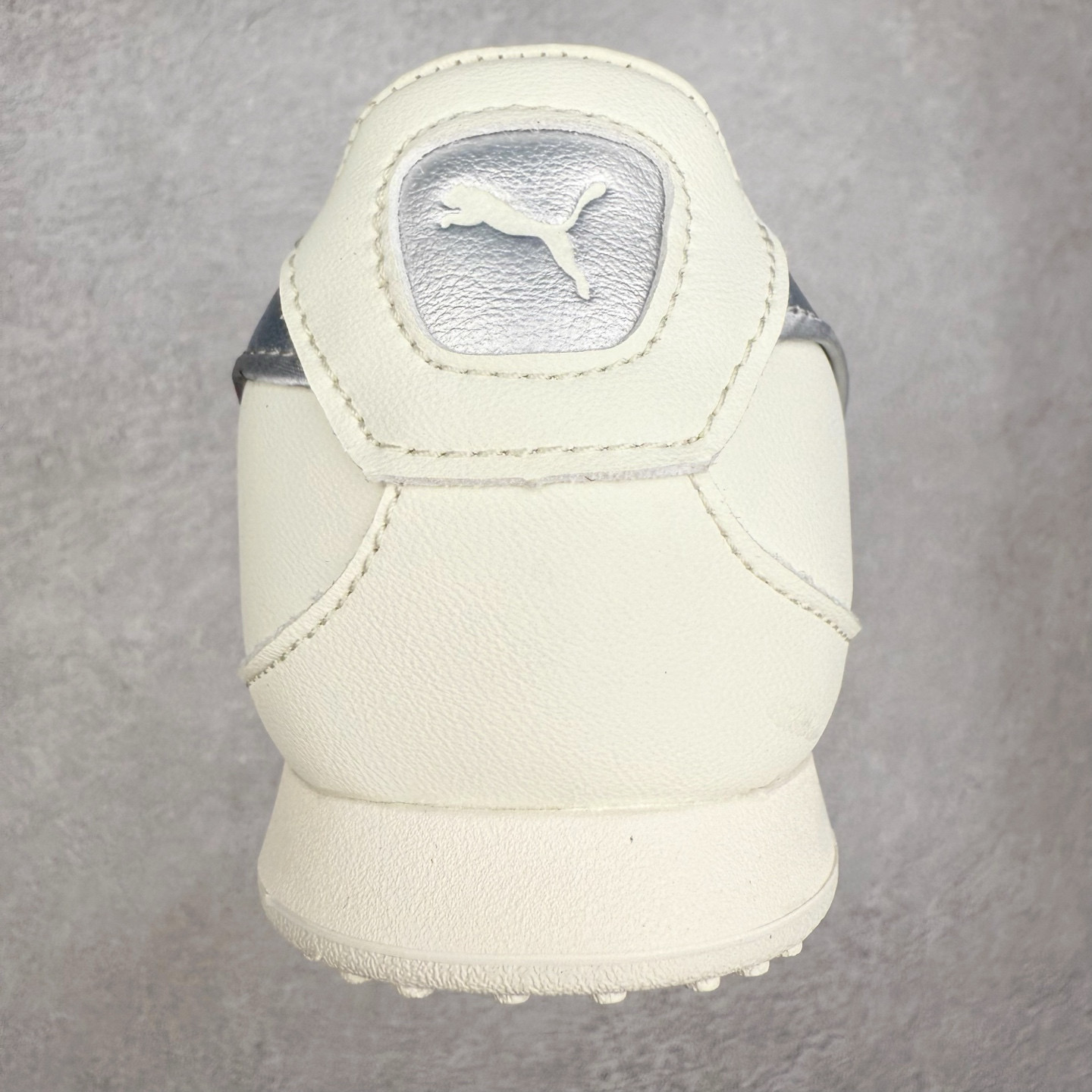 图片[8]-PUMA Bella UT Low 彪马贝拉UT系列低帮薄底德训复古风经典百搭休闲慢跑鞋 继将 Speedcat OG 带回后，近日 Puma 再以品牌档案室的经典鞋型 Bella OG 为蓝本，推出契合时下薄底球鞋趋势的 Bella UT 鞋款。自 21 世纪初问世以来，Bella OG 鞋型以其独特的薄底设计和上翻外底设计收获了众多年轻拥趸，更是 PUMA DNA 中不可磨灭的经典。此番重新推出的 Bella UT 鞋款，整体鞋面采用上乘皮革材质，并延续 Formstrip 设计语言；鞋头处采用精致的包头设计，搭配麂皮材质提升质感；鞋底部分保留 Bella 鞋款标志性的薄底和点状橡胶外底，上翘的设计包裹鞋面；鞋舌与鞋跟分别点缀美洲狮 Logo 与品牌字母 Logo。值得一提的是，本次 Bella UT 鞋款搭载 SOFTFOAM+ 鞋垫，兼顾美学设计与穿着舒适度。而配色上则提供白、黄、蓝、银、粉五款颜色。尺码：35.5 36 37 37.5 38 39 39.5 40 40.5 41 42 42.5 43 44 44.5 45-选品中心