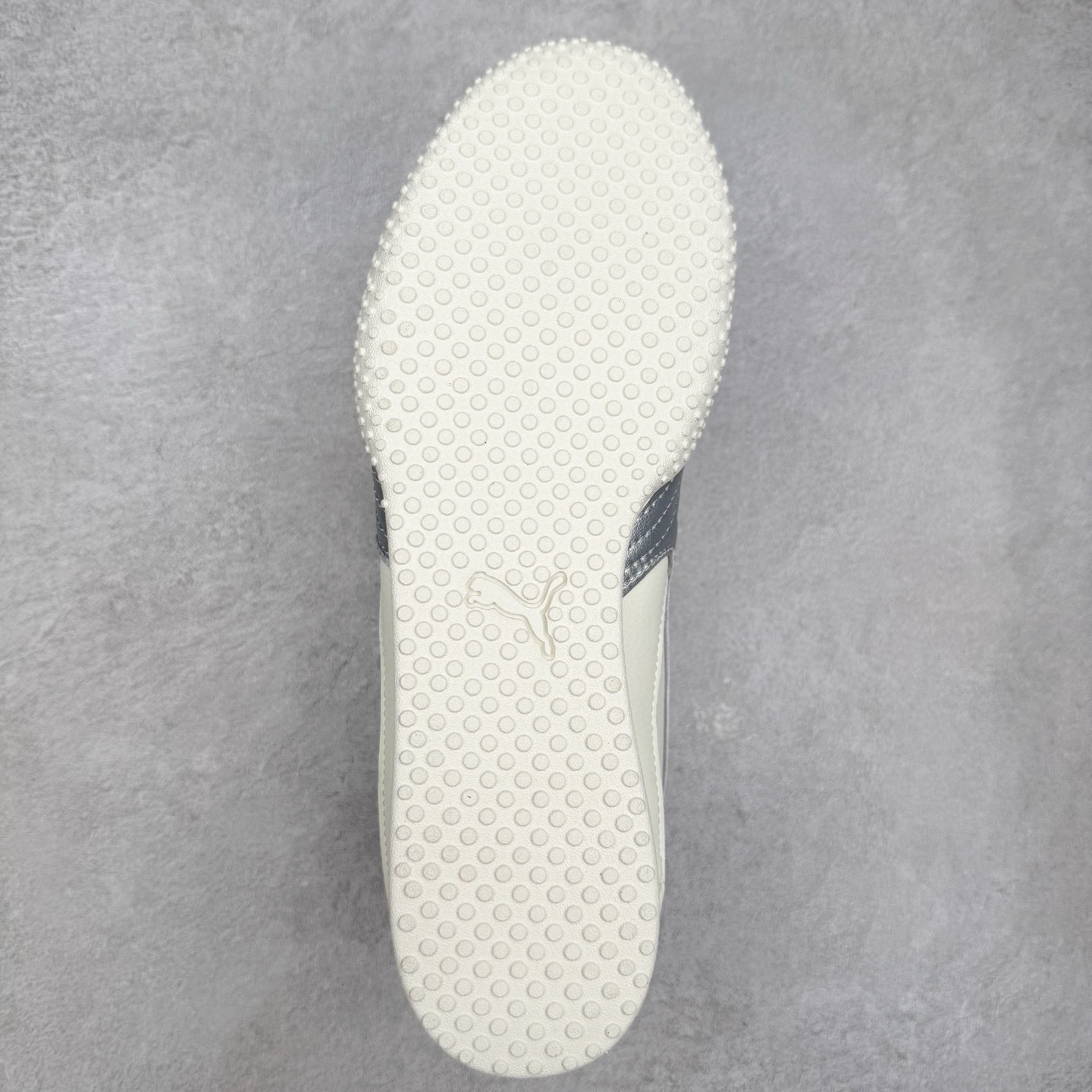 图片[9]-PUMA Bella UT Low 彪马贝拉UT系列低帮薄底德训复古风经典百搭休闲慢跑鞋 继将 Speedcat OG 带回后，近日 Puma 再以品牌档案室的经典鞋型 Bella OG 为蓝本，推出契合时下薄底球鞋趋势的 Bella UT 鞋款。自 21 世纪初问世以来，Bella OG 鞋型以其独特的薄底设计和上翻外底设计收获了众多年轻拥趸，更是 PUMA DNA 中不可磨灭的经典。此番重新推出的 Bella UT 鞋款，整体鞋面采用上乘皮革材质，并延续 Formstrip 设计语言；鞋头处采用精致的包头设计，搭配麂皮材质提升质感；鞋底部分保留 Bella 鞋款标志性的薄底和点状橡胶外底，上翘的设计包裹鞋面；鞋舌与鞋跟分别点缀美洲狮 Logo 与品牌字母 Logo。值得一提的是，本次 Bella UT 鞋款搭载 SOFTFOAM+ 鞋垫，兼顾美学设计与穿着舒适度。而配色上则提供白、黄、蓝、银、粉五款颜色。尺码：35.5 36 37 37.5 38 39 39.5 40 40.5 41 42 42.5 43 44 44.5 45-选品中心