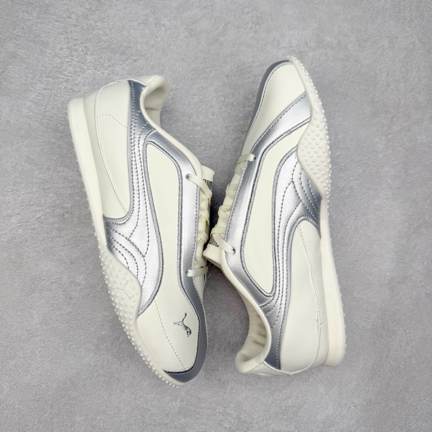 图片[3]-PUMA Bella UT Low 彪马贝拉UT系列低帮薄底德训复古风经典百搭休闲慢跑鞋 继将 Speedcat OG 带回后，近日 Puma 再以品牌档案室的经典鞋型 Bella OG 为蓝本，推出契合时下薄底球鞋趋势的 Bella UT 鞋款。自 21 世纪初问世以来，Bella OG 鞋型以其独特的薄底设计和上翻外底设计收获了众多年轻拥趸，更是 PUMA DNA 中不可磨灭的经典。此番重新推出的 Bella UT 鞋款，整体鞋面采用上乘皮革材质，并延续 Formstrip 设计语言；鞋头处采用精致的包头设计，搭配麂皮材质提升质感；鞋底部分保留 Bella 鞋款标志性的薄底和点状橡胶外底，上翘的设计包裹鞋面；鞋舌与鞋跟分别点缀美洲狮 Logo 与品牌字母 Logo。值得一提的是，本次 Bella UT 鞋款搭载 SOFTFOAM+ 鞋垫，兼顾美学设计与穿着舒适度。而配色上则提供白、黄、蓝、银、粉五款颜色。尺码：35.5 36 37 37.5 38 39 39.5 40 40.5 41 42 42.5 43 44 44.5 45-选品中心