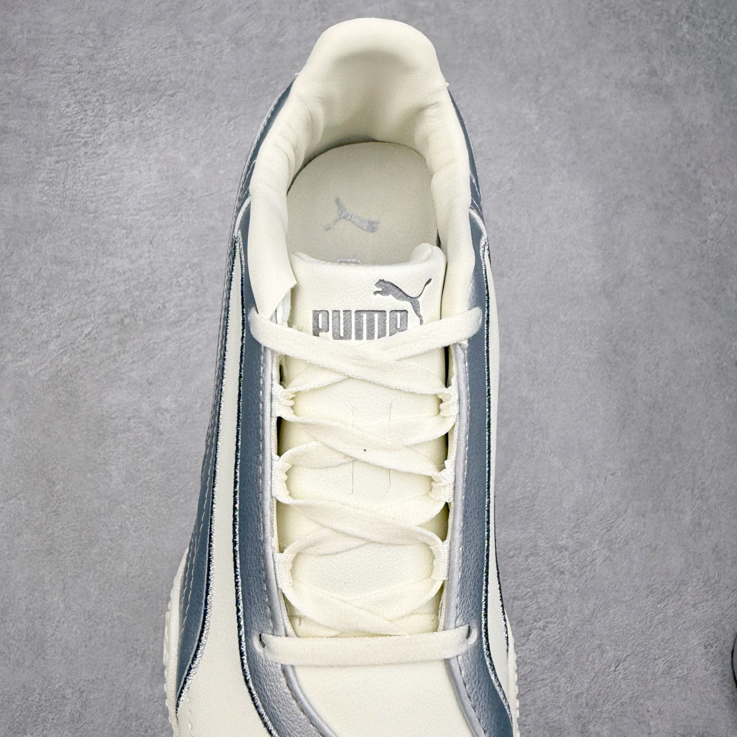 图片[5]-PUMA Bella UT Low 彪马贝拉UT系列低帮薄底德训复古风经典百搭休闲慢跑鞋 继将 Speedcat OG 带回后，近日 Puma 再以品牌档案室的经典鞋型 Bella OG 为蓝本，推出契合时下薄底球鞋趋势的 Bella UT 鞋款。自 21 世纪初问世以来，Bella OG 鞋型以其独特的薄底设计和上翻外底设计收获了众多年轻拥趸，更是 PUMA DNA 中不可磨灭的经典。此番重新推出的 Bella UT 鞋款，整体鞋面采用上乘皮革材质，并延续 Formstrip 设计语言；鞋头处采用精致的包头设计，搭配麂皮材质提升质感；鞋底部分保留 Bella 鞋款标志性的薄底和点状橡胶外底，上翘的设计包裹鞋面；鞋舌与鞋跟分别点缀美洲狮 Logo 与品牌字母 Logo。值得一提的是，本次 Bella UT 鞋款搭载 SOFTFOAM+ 鞋垫，兼顾美学设计与穿着舒适度。而配色上则提供白、黄、蓝、银、粉五款颜色。尺码：35.5 36 37 37.5 38 39 39.5 40 40.5 41 42 42.5 43 44 44.5 45-选品中心