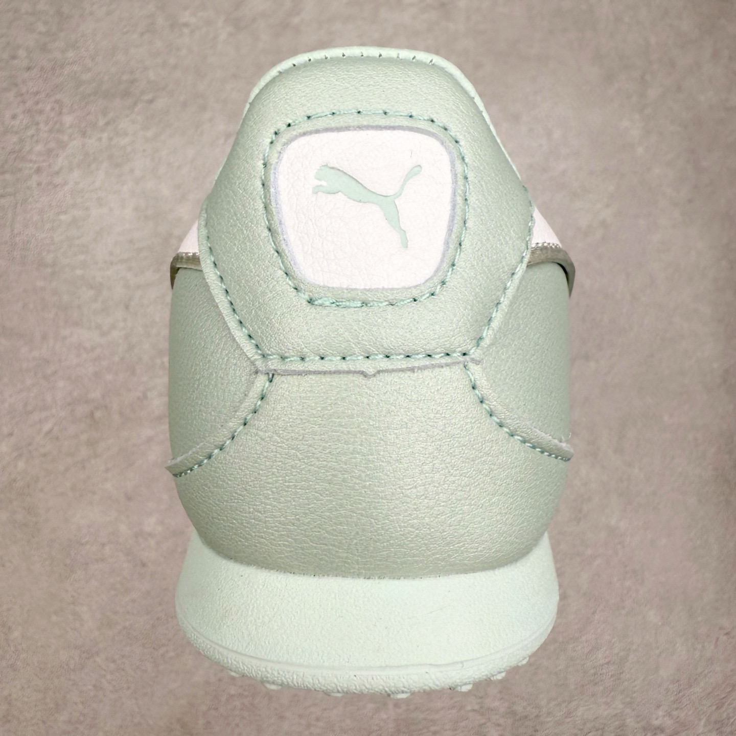 图片[8]-PUMA Bella UT Low 彪马贝拉UT系列低帮薄底德训复古风经典百搭休闲慢跑鞋 继将 Speedcat OG 带回后，近日 Puma 再以品牌档案室的经典鞋型 Bella OG 为蓝本，推出契合时下薄底球鞋趋势的 Bella UT 鞋款。自 21 世纪初问世以来，Bella OG 鞋型以其独特的薄底设计和上翻外底设计收获了众多年轻拥趸，更是 PUMA DNA 中不可磨灭的经典。此番重新推出的 Bella UT 鞋款，整体鞋面采用上乘皮革材质，并延续 Formstrip 设计语言；鞋头处采用精致的包头设计，搭配麂皮材质提升质感；鞋底部分保留 Bella 鞋款标志性的薄底和点状橡胶外底，上翘的设计包裹鞋面；鞋舌与鞋跟分别点缀美洲狮 Logo 与品牌字母 Logo。值得一提的是，本次 Bella UT 鞋款搭载 SOFTFOAM+ 鞋垫，兼顾美学设计与穿着舒适度。而配色上则提供白、黄、蓝、银、粉五款颜色。尺码：35.5 36 37 37.5 38 39 39.5 40 40.5 41 42 42.5 43 44 44.5 45-选品中心