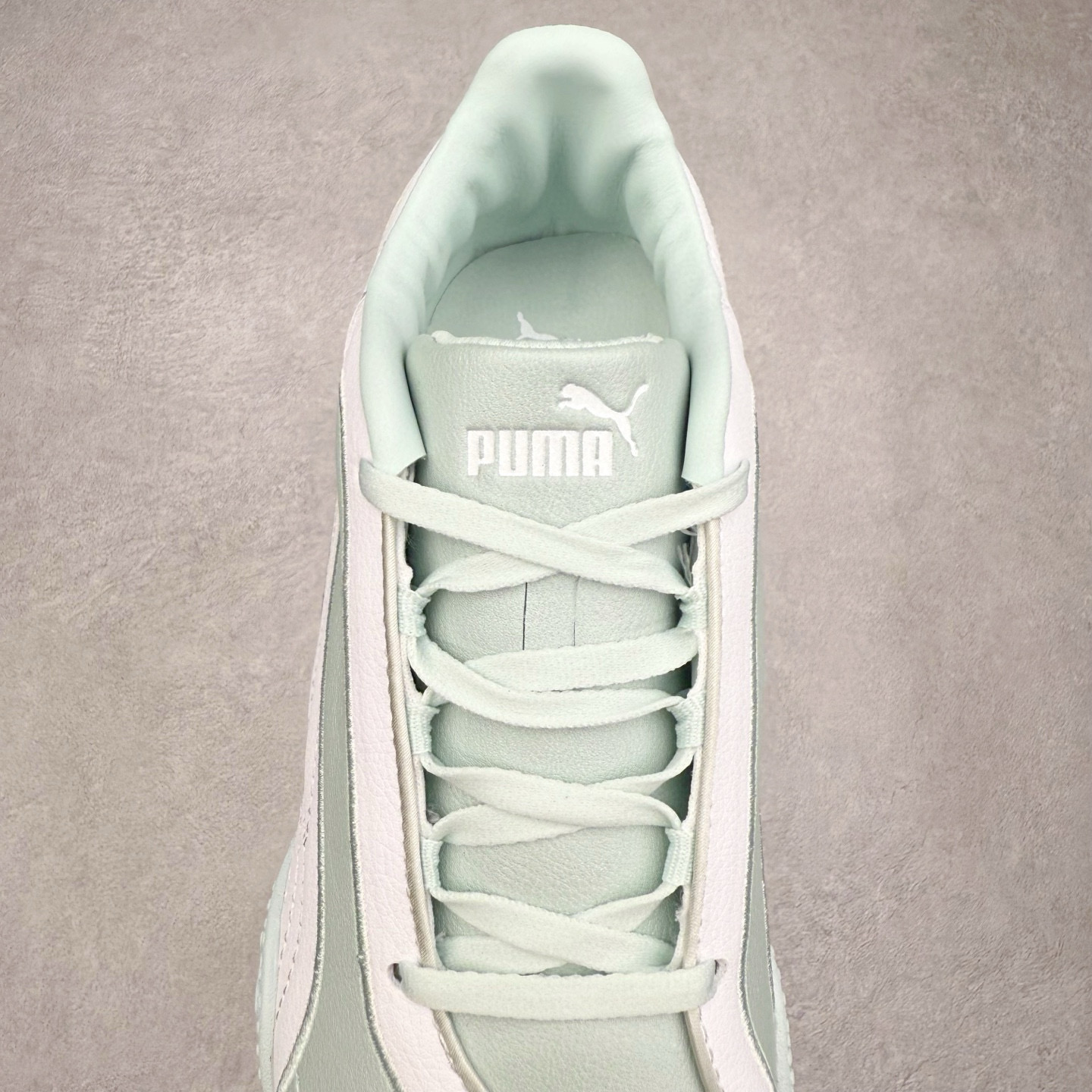 图片[5]-PUMA Bella UT Low 彪马贝拉UT系列低帮薄底德训复古风经典百搭休闲慢跑鞋 继将 Speedcat OG 带回后，近日 Puma 再以品牌档案室的经典鞋型 Bella OG 为蓝本，推出契合时下薄底球鞋趋势的 Bella UT 鞋款。自 21 世纪初问世以来，Bella OG 鞋型以其独特的薄底设计和上翻外底设计收获了众多年轻拥趸，更是 PUMA DNA 中不可磨灭的经典。此番重新推出的 Bella UT 鞋款，整体鞋面采用上乘皮革材质，并延续 Formstrip 设计语言；鞋头处采用精致的包头设计，搭配麂皮材质提升质感；鞋底部分保留 Bella 鞋款标志性的薄底和点状橡胶外底，上翘的设计包裹鞋面；鞋舌与鞋跟分别点缀美洲狮 Logo 与品牌字母 Logo。值得一提的是，本次 Bella UT 鞋款搭载 SOFTFOAM+ 鞋垫，兼顾美学设计与穿着舒适度。而配色上则提供白、黄、蓝、银、粉五款颜色。尺码：35.5 36 37 37.5 38 39 39.5 40 40.5 41 42 42.5 43 44 44.5 45-选品中心