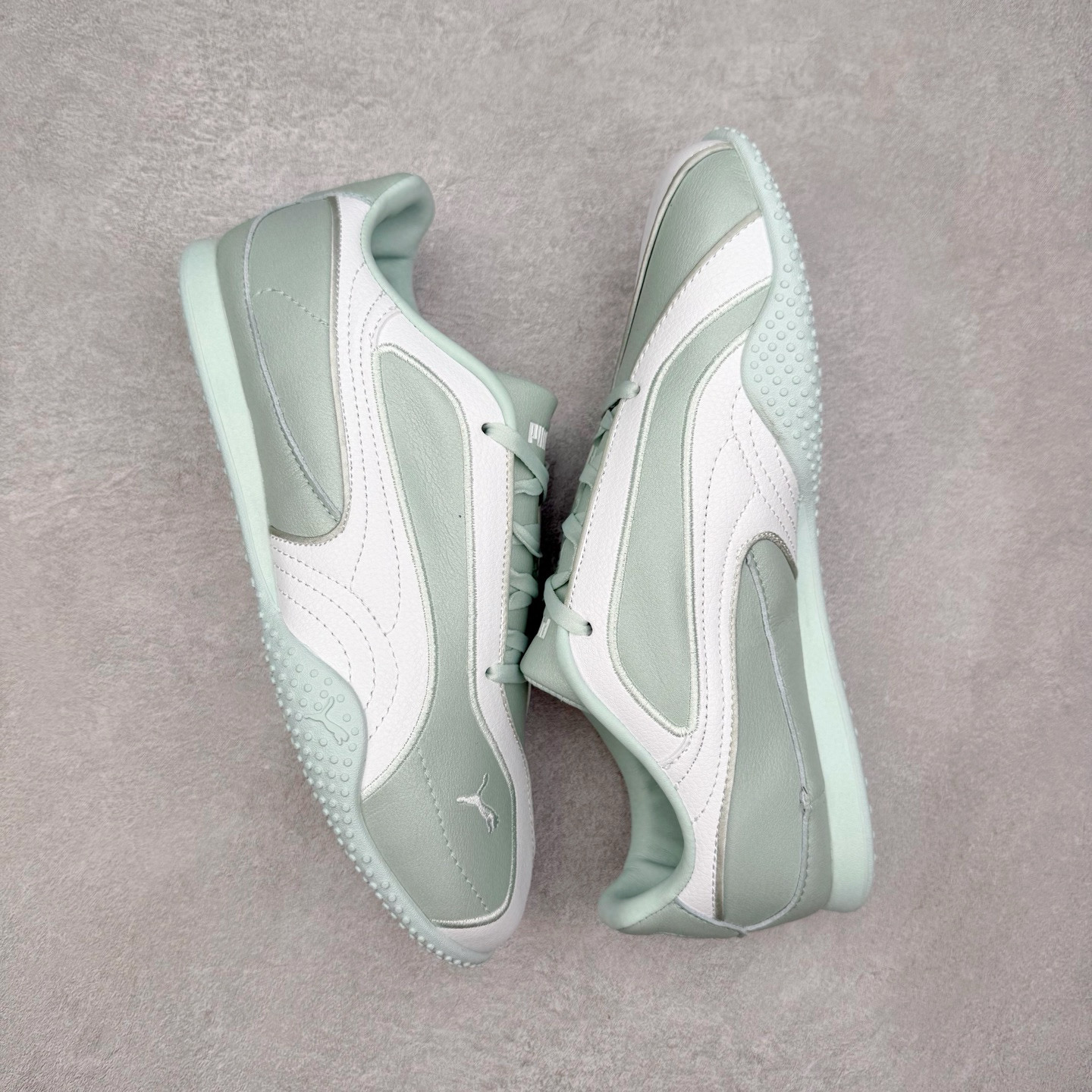 图片[3]-PUMA Bella UT Low 彪马贝拉UT系列低帮薄底德训复古风经典百搭休闲慢跑鞋 继将 Speedcat OG 带回后，近日 Puma 再以品牌档案室的经典鞋型 Bella OG 为蓝本，推出契合时下薄底球鞋趋势的 Bella UT 鞋款。自 21 世纪初问世以来，Bella OG 鞋型以其独特的薄底设计和上翻外底设计收获了众多年轻拥趸，更是 PUMA DNA 中不可磨灭的经典。此番重新推出的 Bella UT 鞋款，整体鞋面采用上乘皮革材质，并延续 Formstrip 设计语言；鞋头处采用精致的包头设计，搭配麂皮材质提升质感；鞋底部分保留 Bella 鞋款标志性的薄底和点状橡胶外底，上翘的设计包裹鞋面；鞋舌与鞋跟分别点缀美洲狮 Logo 与品牌字母 Logo。值得一提的是，本次 Bella UT 鞋款搭载 SOFTFOAM+ 鞋垫，兼顾美学设计与穿着舒适度。而配色上则提供白、黄、蓝、银、粉五款颜色。尺码：35.5 36 37 37.5 38 39 39.5 40 40.5 41 42 42.5 43 44 44.5 45-选品中心