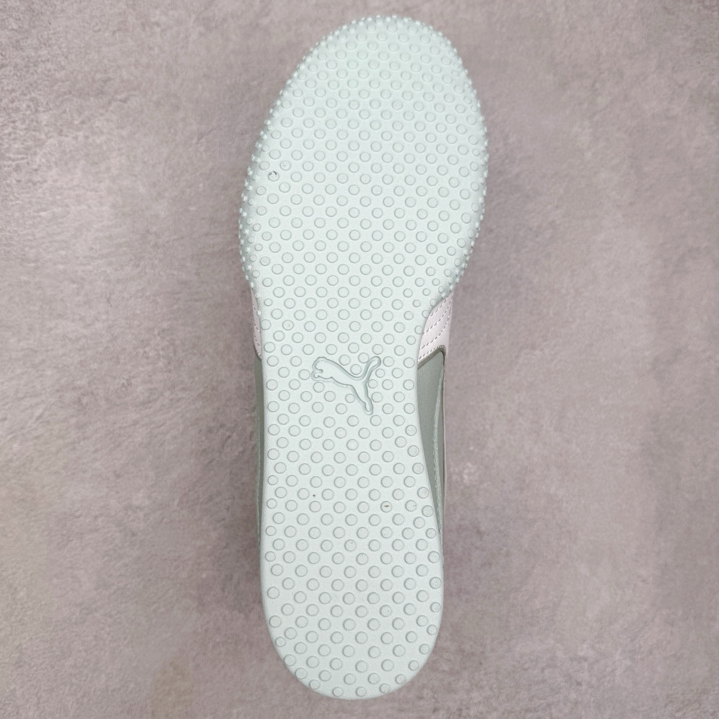 图片[9]-PUMA Bella UT Low 彪马贝拉UT系列低帮薄底德训复古风经典百搭休闲慢跑鞋 继将 Speedcat OG 带回后，近日 Puma 再以品牌档案室的经典鞋型 Bella OG 为蓝本，推出契合时下薄底球鞋趋势的 Bella UT 鞋款。自 21 世纪初问世以来，Bella OG 鞋型以其独特的薄底设计和上翻外底设计收获了众多年轻拥趸，更是 PUMA DNA 中不可磨灭的经典。此番重新推出的 Bella UT 鞋款，整体鞋面采用上乘皮革材质，并延续 Formstrip 设计语言；鞋头处采用精致的包头设计，搭配麂皮材质提升质感；鞋底部分保留 Bella 鞋款标志性的薄底和点状橡胶外底，上翘的设计包裹鞋面；鞋舌与鞋跟分别点缀美洲狮 Logo 与品牌字母 Logo。值得一提的是，本次 Bella UT 鞋款搭载 SOFTFOAM+ 鞋垫，兼顾美学设计与穿着舒适度。而配色上则提供白、黄、蓝、银、粉五款颜色。尺码：35.5 36 37 37.5 38 39 39.5 40 40.5 41 42 42.5 43 44 44.5 45-选品中心