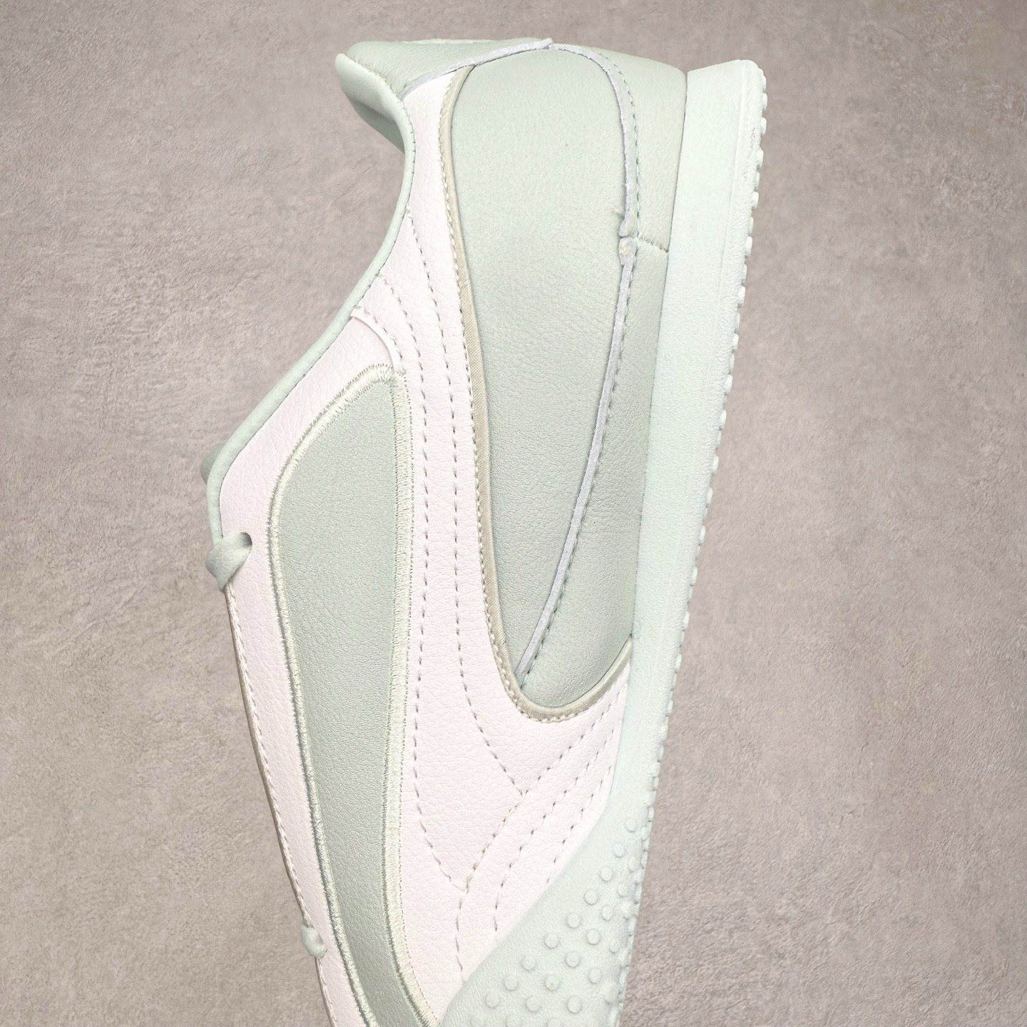 图片[7]-PUMA Bella UT Low 彪马贝拉UT系列低帮薄底德训复古风经典百搭休闲慢跑鞋 继将 Speedcat OG 带回后，近日 Puma 再以品牌档案室的经典鞋型 Bella OG 为蓝本，推出契合时下薄底球鞋趋势的 Bella UT 鞋款。自 21 世纪初问世以来，Bella OG 鞋型以其独特的薄底设计和上翻外底设计收获了众多年轻拥趸，更是 PUMA DNA 中不可磨灭的经典。此番重新推出的 Bella UT 鞋款，整体鞋面采用上乘皮革材质，并延续 Formstrip 设计语言；鞋头处采用精致的包头设计，搭配麂皮材质提升质感；鞋底部分保留 Bella 鞋款标志性的薄底和点状橡胶外底，上翘的设计包裹鞋面；鞋舌与鞋跟分别点缀美洲狮 Logo 与品牌字母 Logo。值得一提的是，本次 Bella UT 鞋款搭载 SOFTFOAM+ 鞋垫，兼顾美学设计与穿着舒适度。而配色上则提供白、黄、蓝、银、粉五款颜色。尺码：35.5 36 37 37.5 38 39 39.5 40 40.5 41 42 42.5 43 44 44.5 45-选品中心