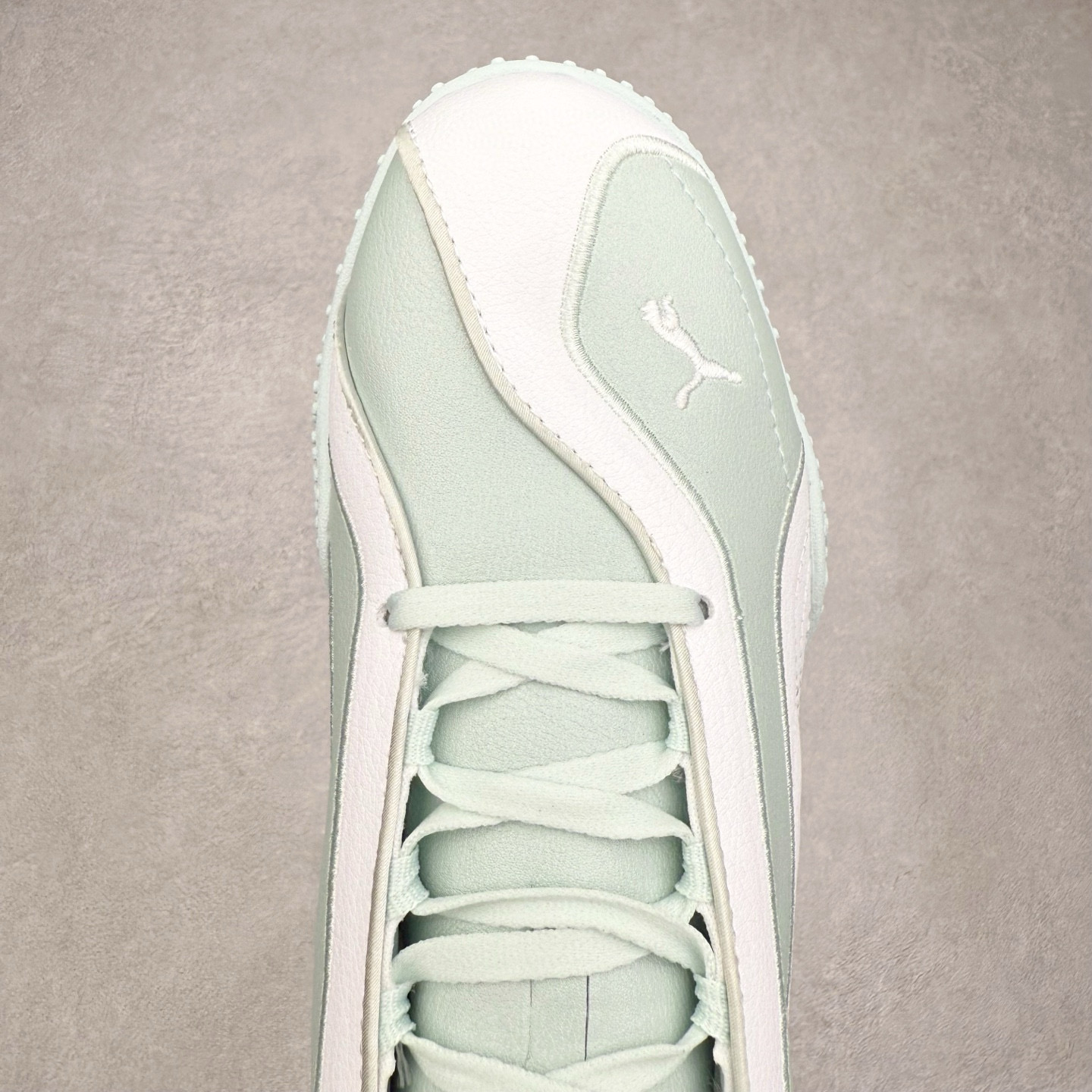 图片[4]-PUMA Bella UT Low 彪马贝拉UT系列低帮薄底德训复古风经典百搭休闲慢跑鞋 继将 Speedcat OG 带回后，近日 Puma 再以品牌档案室的经典鞋型 Bella OG 为蓝本，推出契合时下薄底球鞋趋势的 Bella UT 鞋款。自 21 世纪初问世以来，Bella OG 鞋型以其独特的薄底设计和上翻外底设计收获了众多年轻拥趸，更是 PUMA DNA 中不可磨灭的经典。此番重新推出的 Bella UT 鞋款，整体鞋面采用上乘皮革材质，并延续 Formstrip 设计语言；鞋头处采用精致的包头设计，搭配麂皮材质提升质感；鞋底部分保留 Bella 鞋款标志性的薄底和点状橡胶外底，上翘的设计包裹鞋面；鞋舌与鞋跟分别点缀美洲狮 Logo 与品牌字母 Logo。值得一提的是，本次 Bella UT 鞋款搭载 SOFTFOAM+ 鞋垫，兼顾美学设计与穿着舒适度。而配色上则提供白、黄、蓝、银、粉五款颜色。尺码：35.5 36 37 37.5 38 39 39.5 40 40.5 41 42 42.5 43 44 44.5 45-选品中心