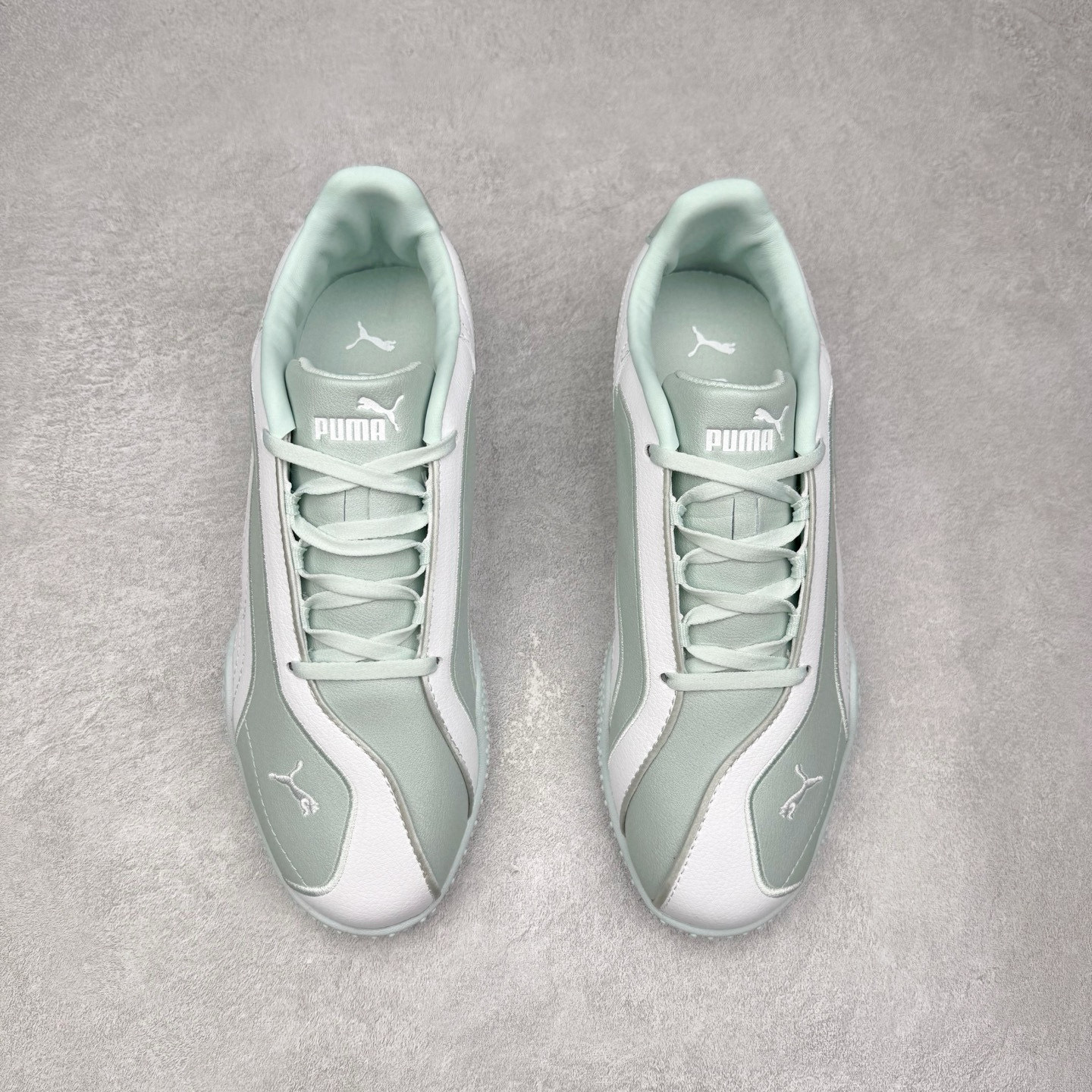 图片[2]-PUMA Bella UT Low 彪马贝拉UT系列低帮薄底德训复古风经典百搭休闲慢跑鞋 继将 Speedcat OG 带回后，近日 Puma 再以品牌档案室的经典鞋型 Bella OG 为蓝本，推出契合时下薄底球鞋趋势的 Bella UT 鞋款。自 21 世纪初问世以来，Bella OG 鞋型以其独特的薄底设计和上翻外底设计收获了众多年轻拥趸，更是 PUMA DNA 中不可磨灭的经典。此番重新推出的 Bella UT 鞋款，整体鞋面采用上乘皮革材质，并延续 Formstrip 设计语言；鞋头处采用精致的包头设计，搭配麂皮材质提升质感；鞋底部分保留 Bella 鞋款标志性的薄底和点状橡胶外底，上翘的设计包裹鞋面；鞋舌与鞋跟分别点缀美洲狮 Logo 与品牌字母 Logo。值得一提的是，本次 Bella UT 鞋款搭载 SOFTFOAM+ 鞋垫，兼顾美学设计与穿着舒适度。而配色上则提供白、黄、蓝、银、粉五款颜色。尺码：35.5 36 37 37.5 38 39 39.5 40 40.5 41 42 42.5 43 44 44.5 45-选品中心