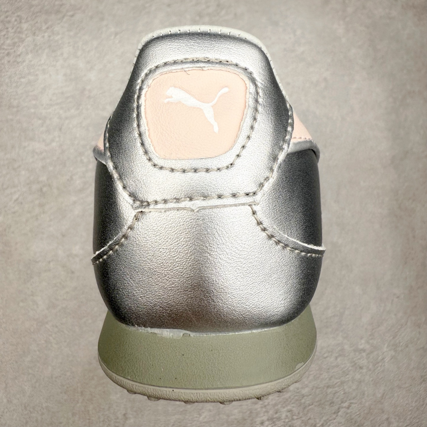 图片[8]-PUMA Bella UT Low 彪马贝拉UT系列低帮薄底德训复古风经典百搭休闲慢跑鞋 继将 Speedcat OG 带回后，近日 Puma 再以品牌档案室的经典鞋型 Bella OG 为蓝本，推出契合时下薄底球鞋趋势的 Bella UT 鞋款。自 21 世纪初问世以来，Bella OG 鞋型以其独特的薄底设计和上翻外底设计收获了众多年轻拥趸，更是 PUMA DNA 中不可磨灭的经典。此番重新推出的 Bella UT 鞋款，整体鞋面采用上乘皮革材质，并延续 Formstrip 设计语言；鞋头处采用精致的包头设计，搭配麂皮材质提升质感；鞋底部分保留 Bella 鞋款标志性的薄底和点状橡胶外底，上翘的设计包裹鞋面；鞋舌与鞋跟分别点缀美洲狮 Logo 与品牌字母 Logo。值得一提的是，本次 Bella UT 鞋款搭载 SOFTFOAM+ 鞋垫，兼顾美学设计与穿着舒适度。而配色上则提供白、黄、蓝、银、粉五款颜色。尺码：35.5 36 37 37.5 38 39 39.5 40 40.5 41 42 42.5 43 44 44.5 45-选品中心