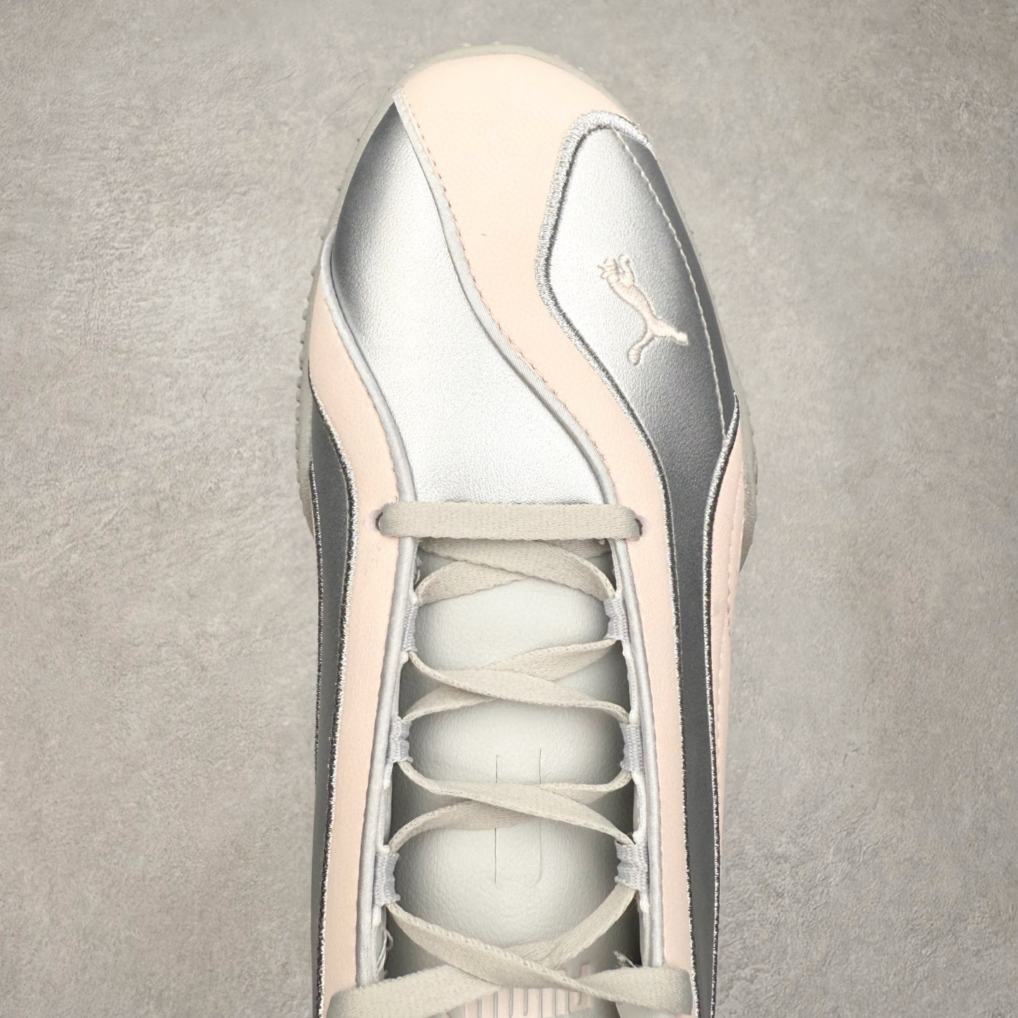 图片[4]-PUMA Bella UT Low 彪马贝拉UT系列低帮薄底德训复古风经典百搭休闲慢跑鞋 继将 Speedcat OG 带回后，近日 Puma 再以品牌档案室的经典鞋型 Bella OG 为蓝本，推出契合时下薄底球鞋趋势的 Bella UT 鞋款。自 21 世纪初问世以来，Bella OG 鞋型以其独特的薄底设计和上翻外底设计收获了众多年轻拥趸，更是 PUMA DNA 中不可磨灭的经典。此番重新推出的 Bella UT 鞋款，整体鞋面采用上乘皮革材质，并延续 Formstrip 设计语言；鞋头处采用精致的包头设计，搭配麂皮材质提升质感；鞋底部分保留 Bella 鞋款标志性的薄底和点状橡胶外底，上翘的设计包裹鞋面；鞋舌与鞋跟分别点缀美洲狮 Logo 与品牌字母 Logo。值得一提的是，本次 Bella UT 鞋款搭载 SOFTFOAM+ 鞋垫，兼顾美学设计与穿着舒适度。而配色上则提供白、黄、蓝、银、粉五款颜色。尺码：35.5 36 37 37.5 38 39 39.5 40 40.5 41 42 42.5 43 44 44.5 45-选品中心