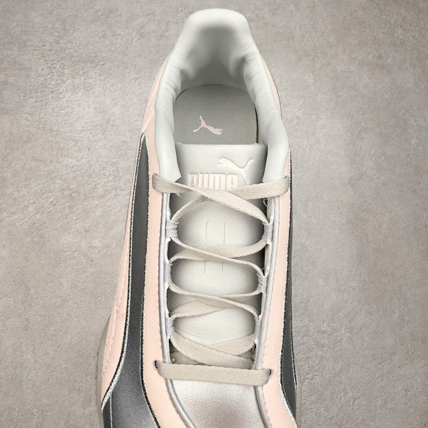 图片[5]-PUMA Bella UT Low 彪马贝拉UT系列低帮薄底德训复古风经典百搭休闲慢跑鞋 继将 Speedcat OG 带回后，近日 Puma 再以品牌档案室的经典鞋型 Bella OG 为蓝本，推出契合时下薄底球鞋趋势的 Bella UT 鞋款。自 21 世纪初问世以来，Bella OG 鞋型以其独特的薄底设计和上翻外底设计收获了众多年轻拥趸，更是 PUMA DNA 中不可磨灭的经典。此番重新推出的 Bella UT 鞋款，整体鞋面采用上乘皮革材质，并延续 Formstrip 设计语言；鞋头处采用精致的包头设计，搭配麂皮材质提升质感；鞋底部分保留 Bella 鞋款标志性的薄底和点状橡胶外底，上翘的设计包裹鞋面；鞋舌与鞋跟分别点缀美洲狮 Logo 与品牌字母 Logo。值得一提的是，本次 Bella UT 鞋款搭载 SOFTFOAM+ 鞋垫，兼顾美学设计与穿着舒适度。而配色上则提供白、黄、蓝、银、粉五款颜色。尺码：35.5 36 37 37.5 38 39 39.5 40 40.5 41 42 42.5 43 44 44.5 45-选品中心