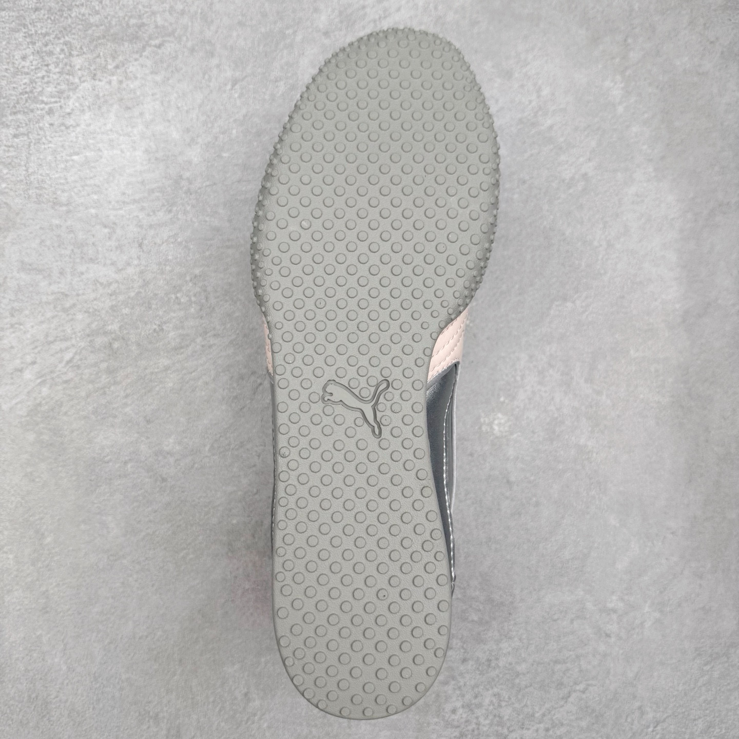 图片[9]-PUMA Bella UT Low 彪马贝拉UT系列低帮薄底德训复古风经典百搭休闲慢跑鞋 继将 Speedcat OG 带回后，近日 Puma 再以品牌档案室的经典鞋型 Bella OG 为蓝本，推出契合时下薄底球鞋趋势的 Bella UT 鞋款。自 21 世纪初问世以来，Bella OG 鞋型以其独特的薄底设计和上翻外底设计收获了众多年轻拥趸，更是 PUMA DNA 中不可磨灭的经典。此番重新推出的 Bella UT 鞋款，整体鞋面采用上乘皮革材质，并延续 Formstrip 设计语言；鞋头处采用精致的包头设计，搭配麂皮材质提升质感；鞋底部分保留 Bella 鞋款标志性的薄底和点状橡胶外底，上翘的设计包裹鞋面；鞋舌与鞋跟分别点缀美洲狮 Logo 与品牌字母 Logo。值得一提的是，本次 Bella UT 鞋款搭载 SOFTFOAM+ 鞋垫，兼顾美学设计与穿着舒适度。而配色上则提供白、黄、蓝、银、粉五款颜色。尺码：35.5 36 37 37.5 38 39 39.5 40 40.5 41 42 42.5 43 44 44.5 45-选品中心