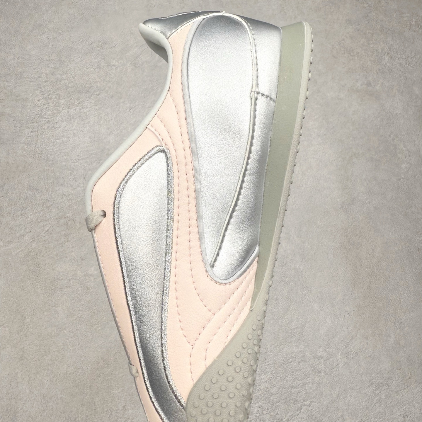 图片[7]-PUMA Bella UT Low 彪马贝拉UT系列低帮薄底德训复古风经典百搭休闲慢跑鞋 继将 Speedcat OG 带回后，近日 Puma 再以品牌档案室的经典鞋型 Bella OG 为蓝本，推出契合时下薄底球鞋趋势的 Bella UT 鞋款。自 21 世纪初问世以来，Bella OG 鞋型以其独特的薄底设计和上翻外底设计收获了众多年轻拥趸，更是 PUMA DNA 中不可磨灭的经典。此番重新推出的 Bella UT 鞋款，整体鞋面采用上乘皮革材质，并延续 Formstrip 设计语言；鞋头处采用精致的包头设计，搭配麂皮材质提升质感；鞋底部分保留 Bella 鞋款标志性的薄底和点状橡胶外底，上翘的设计包裹鞋面；鞋舌与鞋跟分别点缀美洲狮 Logo 与品牌字母 Logo。值得一提的是，本次 Bella UT 鞋款搭载 SOFTFOAM+ 鞋垫，兼顾美学设计与穿着舒适度。而配色上则提供白、黄、蓝、银、粉五款颜色。尺码：35.5 36 37 37.5 38 39 39.5 40 40.5 41 42 42.5 43 44 44.5 45-选品中心