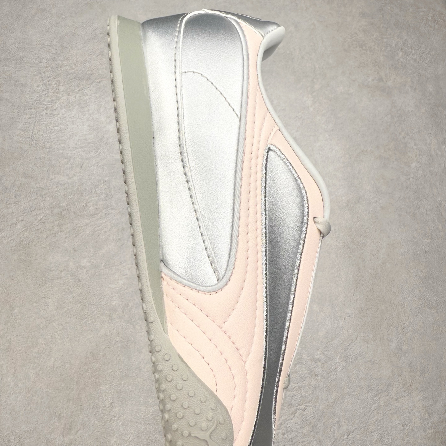 图片[6]-PUMA Bella UT Low 彪马贝拉UT系列低帮薄底德训复古风经典百搭休闲慢跑鞋 继将 Speedcat OG 带回后，近日 Puma 再以品牌档案室的经典鞋型 Bella OG 为蓝本，推出契合时下薄底球鞋趋势的 Bella UT 鞋款。自 21 世纪初问世以来，Bella OG 鞋型以其独特的薄底设计和上翻外底设计收获了众多年轻拥趸，更是 PUMA DNA 中不可磨灭的经典。此番重新推出的 Bella UT 鞋款，整体鞋面采用上乘皮革材质，并延续 Formstrip 设计语言；鞋头处采用精致的包头设计，搭配麂皮材质提升质感；鞋底部分保留 Bella 鞋款标志性的薄底和点状橡胶外底，上翘的设计包裹鞋面；鞋舌与鞋跟分别点缀美洲狮 Logo 与品牌字母 Logo。值得一提的是，本次 Bella UT 鞋款搭载 SOFTFOAM+ 鞋垫，兼顾美学设计与穿着舒适度。而配色上则提供白、黄、蓝、银、粉五款颜色。尺码：35.5 36 37 37.5 38 39 39.5 40 40.5 41 42 42.5 43 44 44.5 45-选品中心