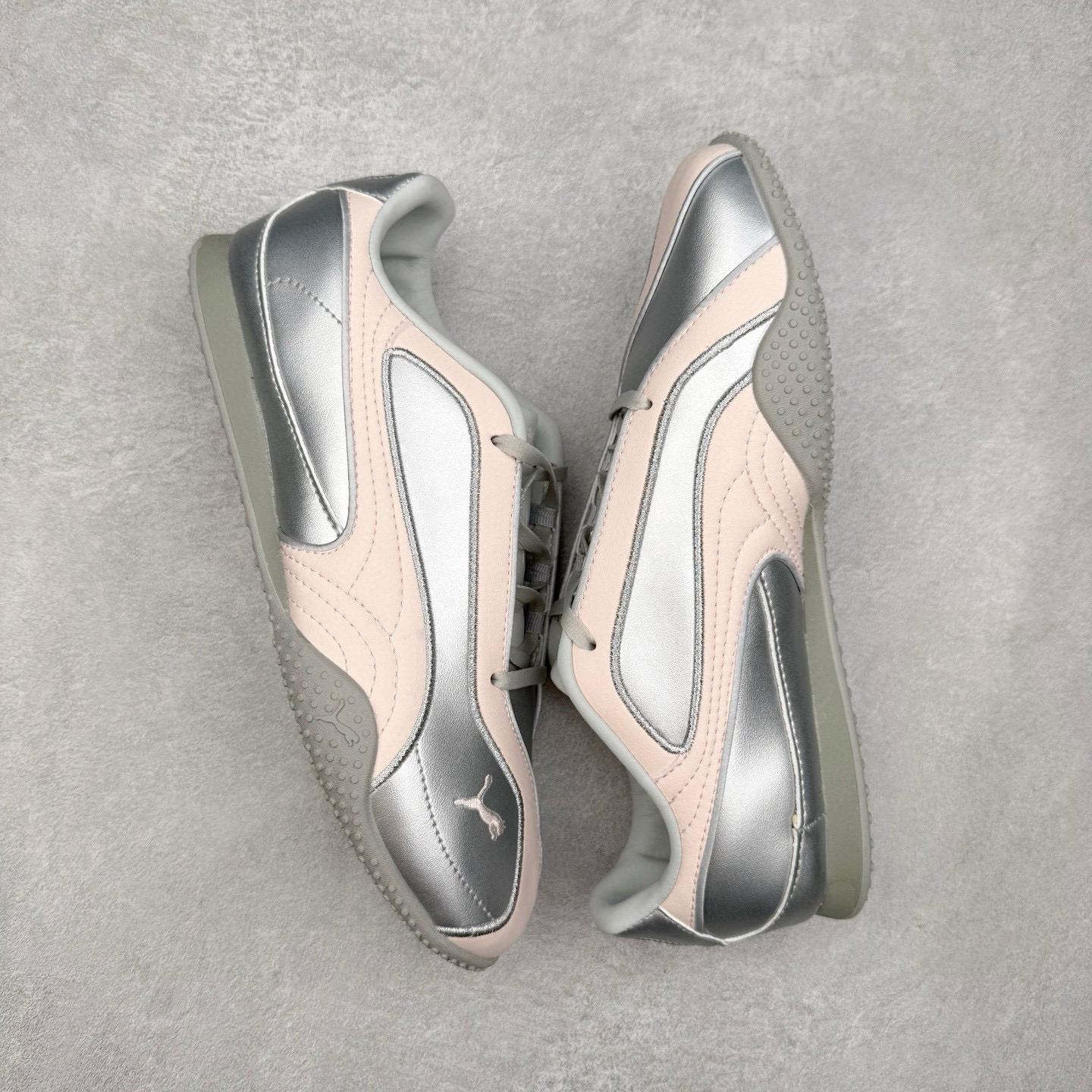 图片[3]-PUMA Bella UT Low 彪马贝拉UT系列低帮薄底德训复古风经典百搭休闲慢跑鞋 继将 Speedcat OG 带回后，近日 Puma 再以品牌档案室的经典鞋型 Bella OG 为蓝本，推出契合时下薄底球鞋趋势的 Bella UT 鞋款。自 21 世纪初问世以来，Bella OG 鞋型以其独特的薄底设计和上翻外底设计收获了众多年轻拥趸，更是 PUMA DNA 中不可磨灭的经典。此番重新推出的 Bella UT 鞋款，整体鞋面采用上乘皮革材质，并延续 Formstrip 设计语言；鞋头处采用精致的包头设计，搭配麂皮材质提升质感；鞋底部分保留 Bella 鞋款标志性的薄底和点状橡胶外底，上翘的设计包裹鞋面；鞋舌与鞋跟分别点缀美洲狮 Logo 与品牌字母 Logo。值得一提的是，本次 Bella UT 鞋款搭载 SOFTFOAM+ 鞋垫，兼顾美学设计与穿着舒适度。而配色上则提供白、黄、蓝、银、粉五款颜色。尺码：35.5 36 37 37.5 38 39 39.5 40 40.5 41 42 42.5 43 44 44.5 45-选品中心