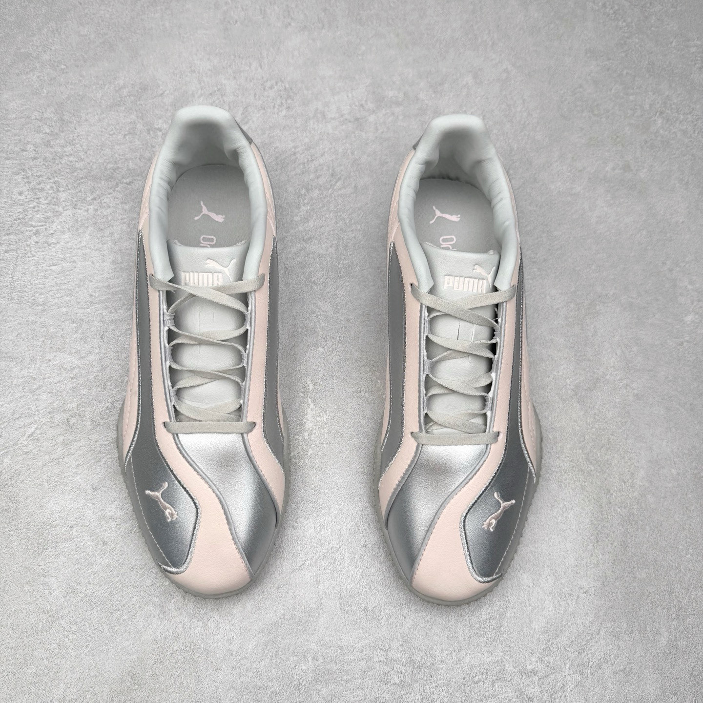 图片[2]-PUMA Bella UT Low 彪马贝拉UT系列低帮薄底德训复古风经典百搭休闲慢跑鞋 继将 Speedcat OG 带回后，近日 Puma 再以品牌档案室的经典鞋型 Bella OG 为蓝本，推出契合时下薄底球鞋趋势的 Bella UT 鞋款。自 21 世纪初问世以来，Bella OG 鞋型以其独特的薄底设计和上翻外底设计收获了众多年轻拥趸，更是 PUMA DNA 中不可磨灭的经典。此番重新推出的 Bella UT 鞋款，整体鞋面采用上乘皮革材质，并延续 Formstrip 设计语言；鞋头处采用精致的包头设计，搭配麂皮材质提升质感；鞋底部分保留 Bella 鞋款标志性的薄底和点状橡胶外底，上翘的设计包裹鞋面；鞋舌与鞋跟分别点缀美洲狮 Logo 与品牌字母 Logo。值得一提的是，本次 Bella UT 鞋款搭载 SOFTFOAM+ 鞋垫，兼顾美学设计与穿着舒适度。而配色上则提供白、黄、蓝、银、粉五款颜色。尺码：35.5 36 37 37.5 38 39 39.5 40 40.5 41 42 42.5 43 44 44.5 45-选品中心