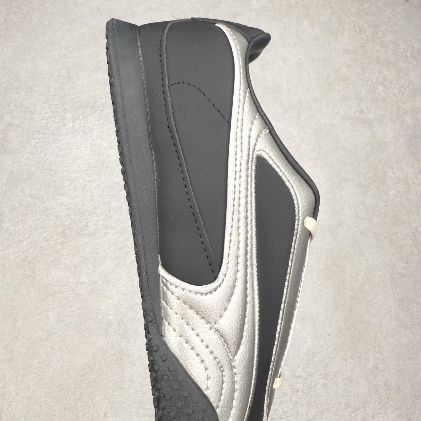 图片[6]-PUMA Bella UT Low 彪马贝拉UT系列低帮薄底德训复古风经典百搭休闲慢跑鞋 继将 Speedcat OG 带回后，近日 Puma 再以品牌档案室的经典鞋型 Bella OG 为蓝本，推出契合时下薄底球鞋趋势的 Bella UT 鞋款。自 21 世纪初问世以来，Bella OG 鞋型以其独特的薄底设计和上翻外底设计收获了众多年轻拥趸，更是 PUMA DNA 中不可磨灭的经典。此番重新推出的 Bella UT 鞋款，整体鞋面采用上乘皮革材质，并延续 Formstrip 设计语言；鞋头处采用精致的包头设计，搭配麂皮材质提升质感；鞋底部分保留 Bella 鞋款标志性的薄底和点状橡胶外底，上翘的设计包裹鞋面；鞋舌与鞋跟分别点缀美洲狮 Logo 与品牌字母 Logo。值得一提的是，本次 Bella UT 鞋款搭载 SOFTFOAM+ 鞋垫，兼顾美学设计与穿着舒适度。而配色上则提供白、黄、蓝、银、粉五款颜色。尺码：35.5 36 37 37.5 38 39 39.5 40 40.5 41 42 42.5 43 44 44.5 45-选品中心