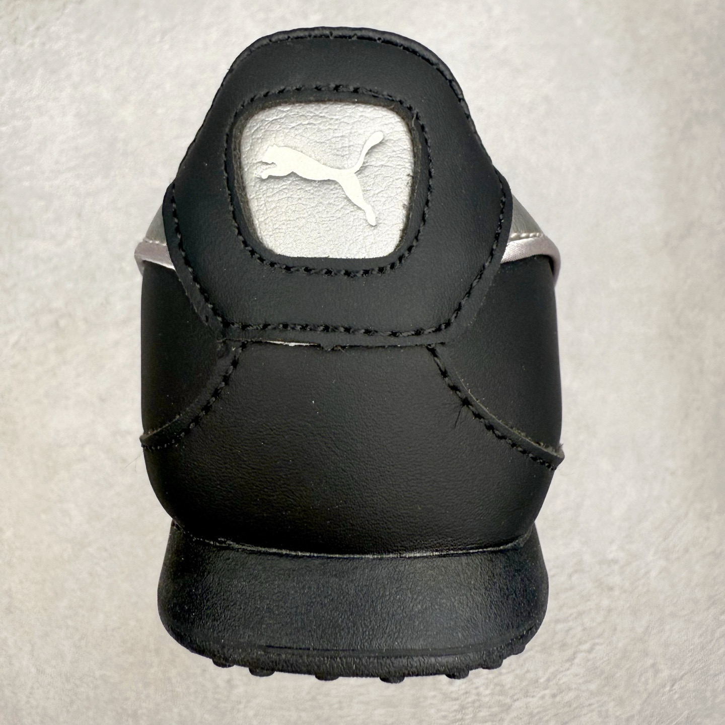 图片[8]-PUMA Bella UT Low 彪马贝拉UT系列低帮薄底德训复古风经典百搭休闲慢跑鞋 继将 Speedcat OG 带回后，近日 Puma 再以品牌档案室的经典鞋型 Bella OG 为蓝本，推出契合时下薄底球鞋趋势的 Bella UT 鞋款。自 21 世纪初问世以来，Bella OG 鞋型以其独特的薄底设计和上翻外底设计收获了众多年轻拥趸，更是 PUMA DNA 中不可磨灭的经典。此番重新推出的 Bella UT 鞋款，整体鞋面采用上乘皮革材质，并延续 Formstrip 设计语言；鞋头处采用精致的包头设计，搭配麂皮材质提升质感；鞋底部分保留 Bella 鞋款标志性的薄底和点状橡胶外底，上翘的设计包裹鞋面；鞋舌与鞋跟分别点缀美洲狮 Logo 与品牌字母 Logo。值得一提的是，本次 Bella UT 鞋款搭载 SOFTFOAM+ 鞋垫，兼顾美学设计与穿着舒适度。而配色上则提供白、黄、蓝、银、粉五款颜色。尺码：35.5 36 37 37.5 38 39 39.5 40 40.5 41 42 42.5 43 44 44.5 45-选品中心