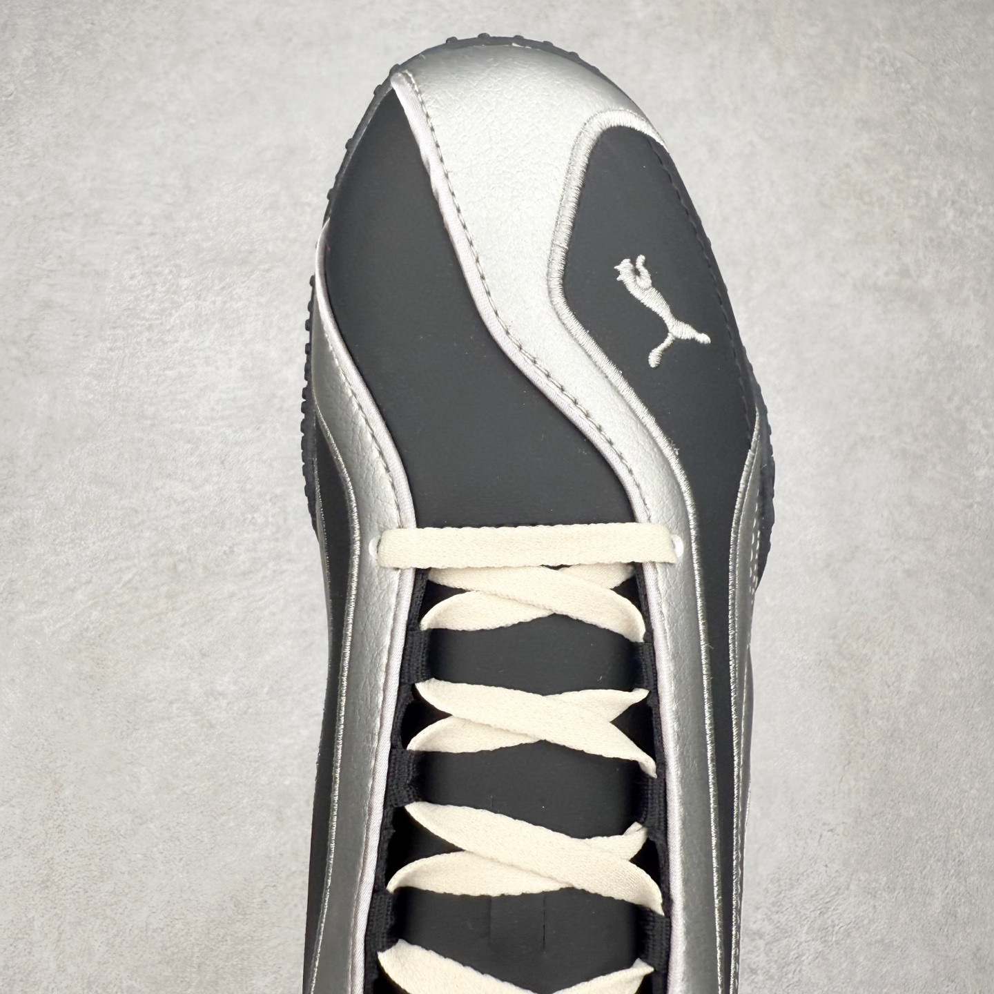 图片[4]-PUMA Bella UT Low 彪马贝拉UT系列低帮薄底德训复古风经典百搭休闲慢跑鞋 继将 Speedcat OG 带回后，近日 Puma 再以品牌档案室的经典鞋型 Bella OG 为蓝本，推出契合时下薄底球鞋趋势的 Bella UT 鞋款。自 21 世纪初问世以来，Bella OG 鞋型以其独特的薄底设计和上翻外底设计收获了众多年轻拥趸，更是 PUMA DNA 中不可磨灭的经典。此番重新推出的 Bella UT 鞋款，整体鞋面采用上乘皮革材质，并延续 Formstrip 设计语言；鞋头处采用精致的包头设计，搭配麂皮材质提升质感；鞋底部分保留 Bella 鞋款标志性的薄底和点状橡胶外底，上翘的设计包裹鞋面；鞋舌与鞋跟分别点缀美洲狮 Logo 与品牌字母 Logo。值得一提的是，本次 Bella UT 鞋款搭载 SOFTFOAM+ 鞋垫，兼顾美学设计与穿着舒适度。而配色上则提供白、黄、蓝、银、粉五款颜色。尺码：35.5 36 37 37.5 38 39 39.5 40 40.5 41 42 42.5 43 44 44.5 45-选品中心