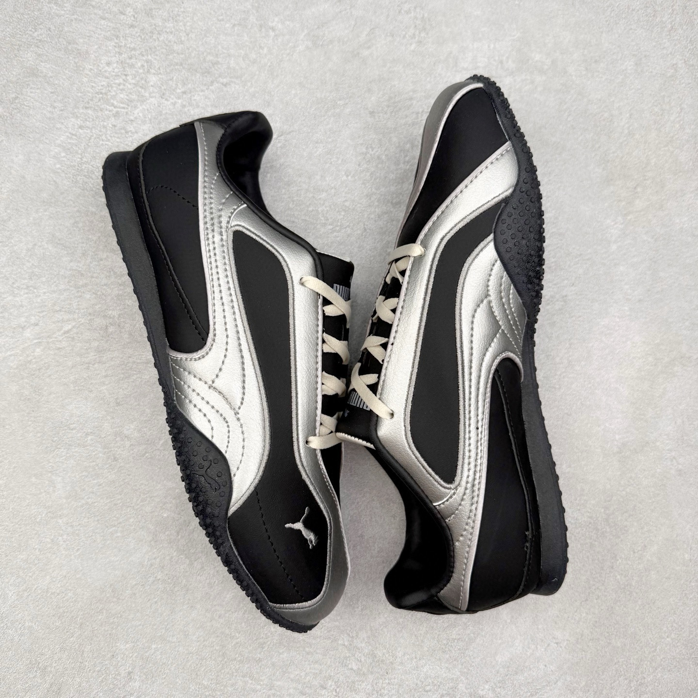 图片[3]-PUMA Bella UT Low 彪马贝拉UT系列低帮薄底德训复古风经典百搭休闲慢跑鞋 继将 Speedcat OG 带回后，近日 Puma 再以品牌档案室的经典鞋型 Bella OG 为蓝本，推出契合时下薄底球鞋趋势的 Bella UT 鞋款。自 21 世纪初问世以来，Bella OG 鞋型以其独特的薄底设计和上翻外底设计收获了众多年轻拥趸，更是 PUMA DNA 中不可磨灭的经典。此番重新推出的 Bella UT 鞋款，整体鞋面采用上乘皮革材质，并延续 Formstrip 设计语言；鞋头处采用精致的包头设计，搭配麂皮材质提升质感；鞋底部分保留 Bella 鞋款标志性的薄底和点状橡胶外底，上翘的设计包裹鞋面；鞋舌与鞋跟分别点缀美洲狮 Logo 与品牌字母 Logo。值得一提的是，本次 Bella UT 鞋款搭载 SOFTFOAM+ 鞋垫，兼顾美学设计与穿着舒适度。而配色上则提供白、黄、蓝、银、粉五款颜色。尺码：35.5 36 37 37.5 38 39 39.5 40 40.5 41 42 42.5 43 44 44.5 45-选品中心