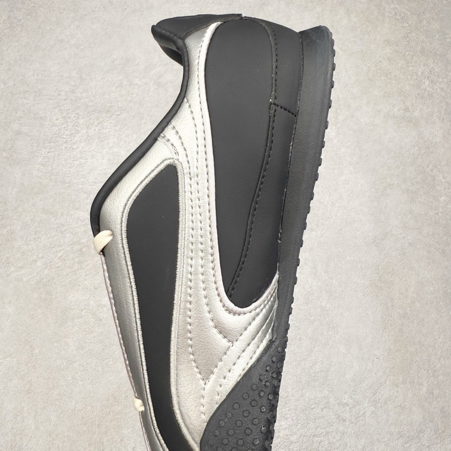 图片[7]-PUMA Bella UT Low 彪马贝拉UT系列低帮薄底德训复古风经典百搭休闲慢跑鞋 继将 Speedcat OG 带回后，近日 Puma 再以品牌档案室的经典鞋型 Bella OG 为蓝本，推出契合时下薄底球鞋趋势的 Bella UT 鞋款。自 21 世纪初问世以来，Bella OG 鞋型以其独特的薄底设计和上翻外底设计收获了众多年轻拥趸，更是 PUMA DNA 中不可磨灭的经典。此番重新推出的 Bella UT 鞋款，整体鞋面采用上乘皮革材质，并延续 Formstrip 设计语言；鞋头处采用精致的包头设计，搭配麂皮材质提升质感；鞋底部分保留 Bella 鞋款标志性的薄底和点状橡胶外底，上翘的设计包裹鞋面；鞋舌与鞋跟分别点缀美洲狮 Logo 与品牌字母 Logo。值得一提的是，本次 Bella UT 鞋款搭载 SOFTFOAM+ 鞋垫，兼顾美学设计与穿着舒适度。而配色上则提供白、黄、蓝、银、粉五款颜色。尺码：35.5 36 37 37.5 38 39 39.5 40 40.5 41 42 42.5 43 44 44.5 45-选品中心