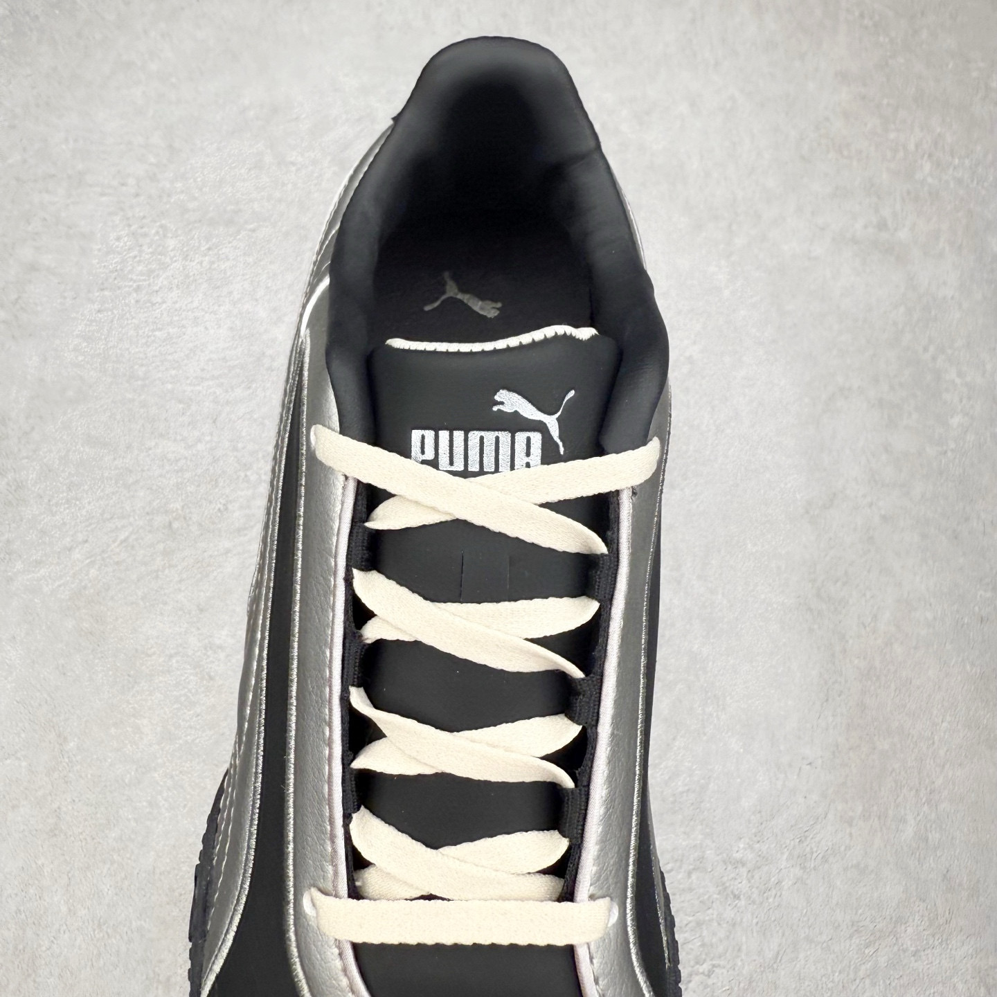 图片[5]-PUMA Bella UT Low 彪马贝拉UT系列低帮薄底德训复古风经典百搭休闲慢跑鞋 继将 Speedcat OG 带回后，近日 Puma 再以品牌档案室的经典鞋型 Bella OG 为蓝本，推出契合时下薄底球鞋趋势的 Bella UT 鞋款。自 21 世纪初问世以来，Bella OG 鞋型以其独特的薄底设计和上翻外底设计收获了众多年轻拥趸，更是 PUMA DNA 中不可磨灭的经典。此番重新推出的 Bella UT 鞋款，整体鞋面采用上乘皮革材质，并延续 Formstrip 设计语言；鞋头处采用精致的包头设计，搭配麂皮材质提升质感；鞋底部分保留 Bella 鞋款标志性的薄底和点状橡胶外底，上翘的设计包裹鞋面；鞋舌与鞋跟分别点缀美洲狮 Logo 与品牌字母 Logo。值得一提的是，本次 Bella UT 鞋款搭载 SOFTFOAM+ 鞋垫，兼顾美学设计与穿着舒适度。而配色上则提供白、黄、蓝、银、粉五款颜色。尺码：35.5 36 37 37.5 38 39 39.5 40 40.5 41 42 42.5 43 44 44.5 45-选品中心