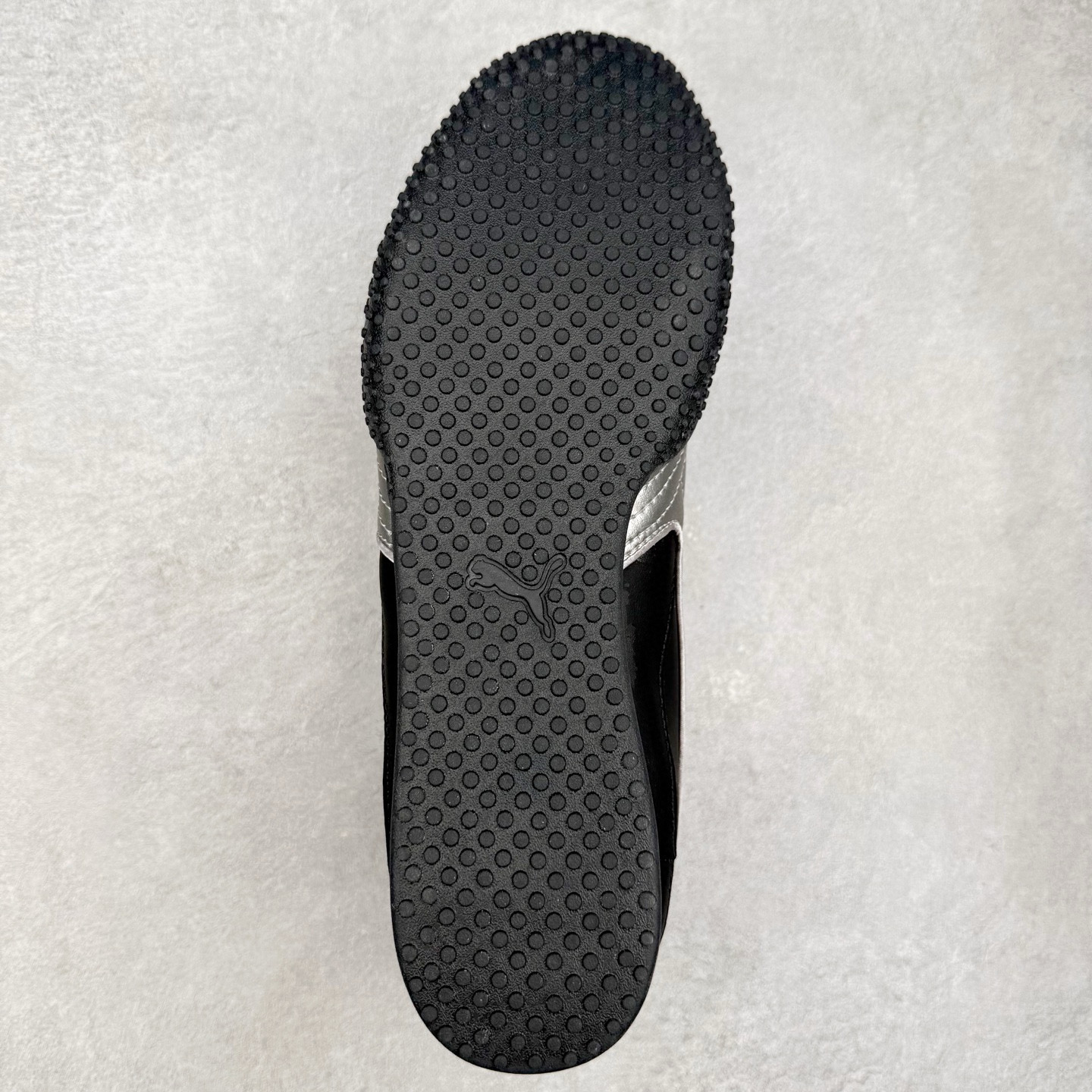 图片[9]-PUMA Bella UT Low 彪马贝拉UT系列低帮薄底德训复古风经典百搭休闲慢跑鞋 继将 Speedcat OG 带回后，近日 Puma 再以品牌档案室的经典鞋型 Bella OG 为蓝本，推出契合时下薄底球鞋趋势的 Bella UT 鞋款。自 21 世纪初问世以来，Bella OG 鞋型以其独特的薄底设计和上翻外底设计收获了众多年轻拥趸，更是 PUMA DNA 中不可磨灭的经典。此番重新推出的 Bella UT 鞋款，整体鞋面采用上乘皮革材质，并延续 Formstrip 设计语言；鞋头处采用精致的包头设计，搭配麂皮材质提升质感；鞋底部分保留 Bella 鞋款标志性的薄底和点状橡胶外底，上翘的设计包裹鞋面；鞋舌与鞋跟分别点缀美洲狮 Logo 与品牌字母 Logo。值得一提的是，本次 Bella UT 鞋款搭载 SOFTFOAM+ 鞋垫，兼顾美学设计与穿着舒适度。而配色上则提供白、黄、蓝、银、粉五款颜色。尺码：35.5 36 37 37.5 38 39 39.5 40 40.5 41 42 42.5 43 44 44.5 45-选品中心