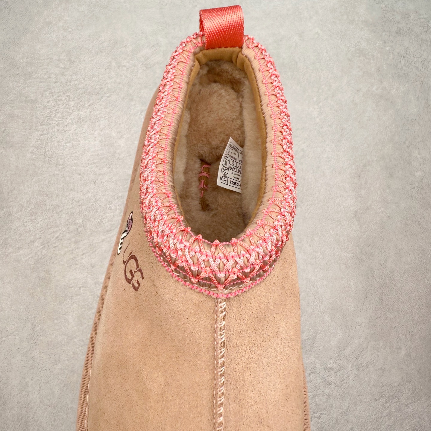 图片[5]-＃GX UGG 2553 经典秋冬羊皮毛一体雪地靴 全鞋采用ZP同厂 隆丰A级澳洲进口羊皮毛一体 品牌代工厂生产线 完全遵循ZP工艺流程 代工厂原厂版师 秉承无原鞋不开发选择 注重每一处细节 市面最正版型 TREADLITE\\\”轻翼\\\”科技外底 轻便/耐用/柔韧/桩型【售后郑重承诺】一个月内若出现重大脱胶/断底等质量问题 直接为您换新！尺码：35 36 37 38 39 40-选品中心