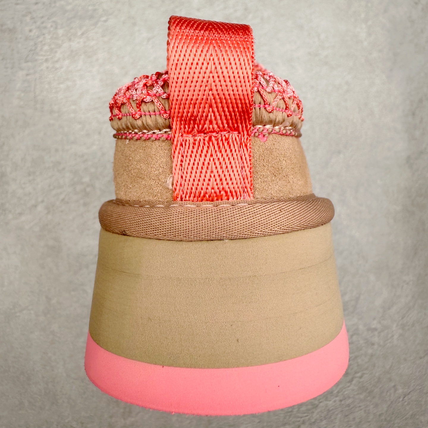 图片[8]-＃GX UGG 2553 经典秋冬羊皮毛一体雪地靴 全鞋采用ZP同厂 隆丰A级澳洲进口羊皮毛一体 品牌代工厂生产线 完全遵循ZP工艺流程 代工厂原厂版师 秉承无原鞋不开发选择 注重每一处细节 市面最正版型 TREADLITE\\\”轻翼\\\”科技外底 轻便/耐用/柔韧/桩型【售后郑重承诺】一个月内若出现重大脱胶/断底等质量问题 直接为您换新！尺码：35 36 37 38 39 40-选品中心