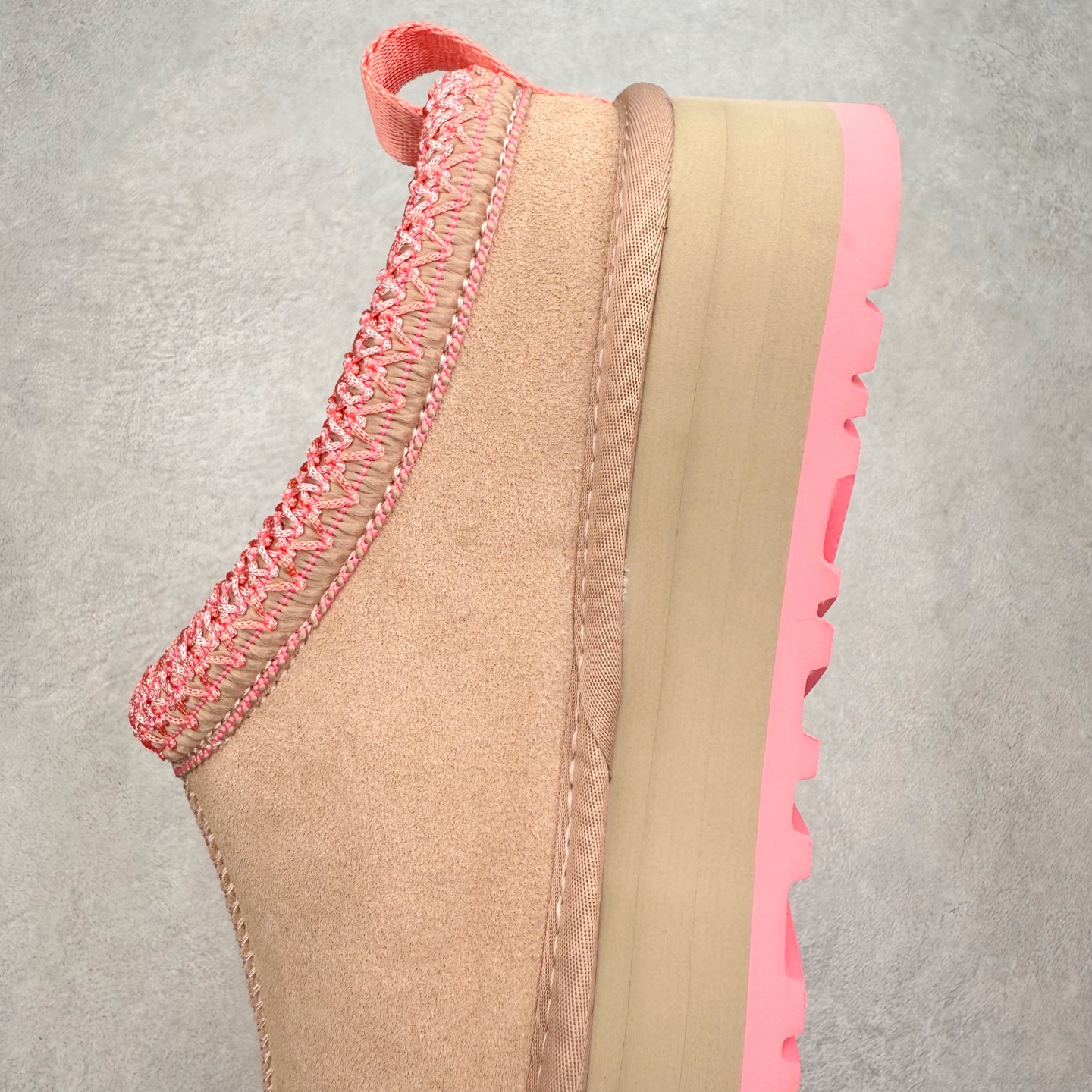 图片[7]-＃GX UGG 2553 经典秋冬羊皮毛一体雪地靴 全鞋采用ZP同厂 隆丰A级澳洲进口羊皮毛一体 品牌代工厂生产线 完全遵循ZP工艺流程 代工厂原厂版师 秉承无原鞋不开发选择 注重每一处细节 市面最正版型 TREADLITE\\\”轻翼\\\”科技外底 轻便/耐用/柔韧/桩型【售后郑重承诺】一个月内若出现重大脱胶/断底等质量问题 直接为您换新！尺码：35 36 37 38 39 40-选品中心