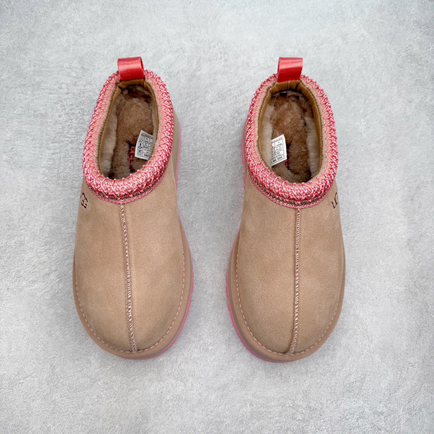 图片[2]-＃GX UGG 2553 经典秋冬羊皮毛一体雪地靴 全鞋采用ZP同厂 隆丰A级澳洲进口羊皮毛一体 品牌代工厂生产线 完全遵循ZP工艺流程 代工厂原厂版师 秉承无原鞋不开发选择 注重每一处细节 市面最正版型 TREADLITE\\\”轻翼\\\”科技外底 轻便/耐用/柔韧/桩型【售后郑重承诺】一个月内若出现重大脱胶/断底等质量问题 直接为您换新！尺码：35 36 37 38 39 40-选品中心