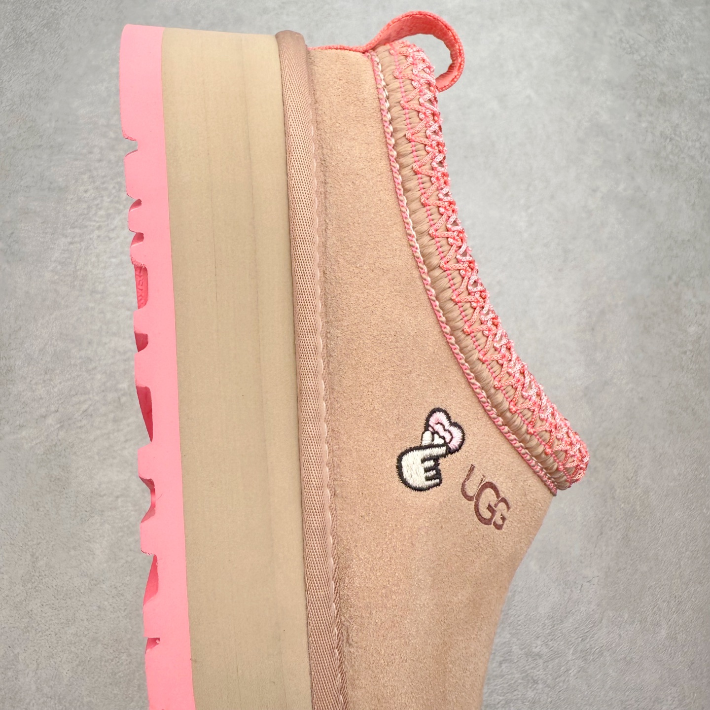 图片[6]-＃GX UGG 2553 经典秋冬羊皮毛一体雪地靴 全鞋采用ZP同厂 隆丰A级澳洲进口羊皮毛一体 品牌代工厂生产线 完全遵循ZP工艺流程 代工厂原厂版师 秉承无原鞋不开发选择 注重每一处细节 市面最正版型 TREADLITE\\\”轻翼\\\”科技外底 轻便/耐用/柔韧/桩型【售后郑重承诺】一个月内若出现重大脱胶/断底等质量问题 直接为您换新！尺码：35 36 37 38 39 40-选品中心