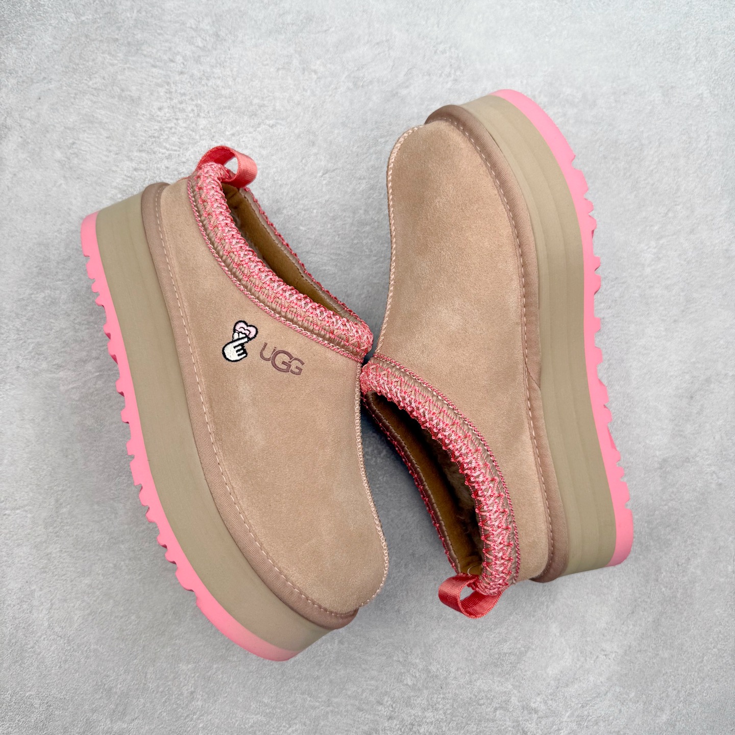 图片[3]-＃GX UGG 2553 经典秋冬羊皮毛一体雪地靴 全鞋采用ZP同厂 隆丰A级澳洲进口羊皮毛一体 品牌代工厂生产线 完全遵循ZP工艺流程 代工厂原厂版师 秉承无原鞋不开发选择 注重每一处细节 市面最正版型 TREADLITE\\\”轻翼\\\”科技外底 轻便/耐用/柔韧/桩型【售后郑重承诺】一个月内若出现重大脱胶/断底等质量问题 直接为您换新！尺码：35 36 37 38 39 40-选品中心