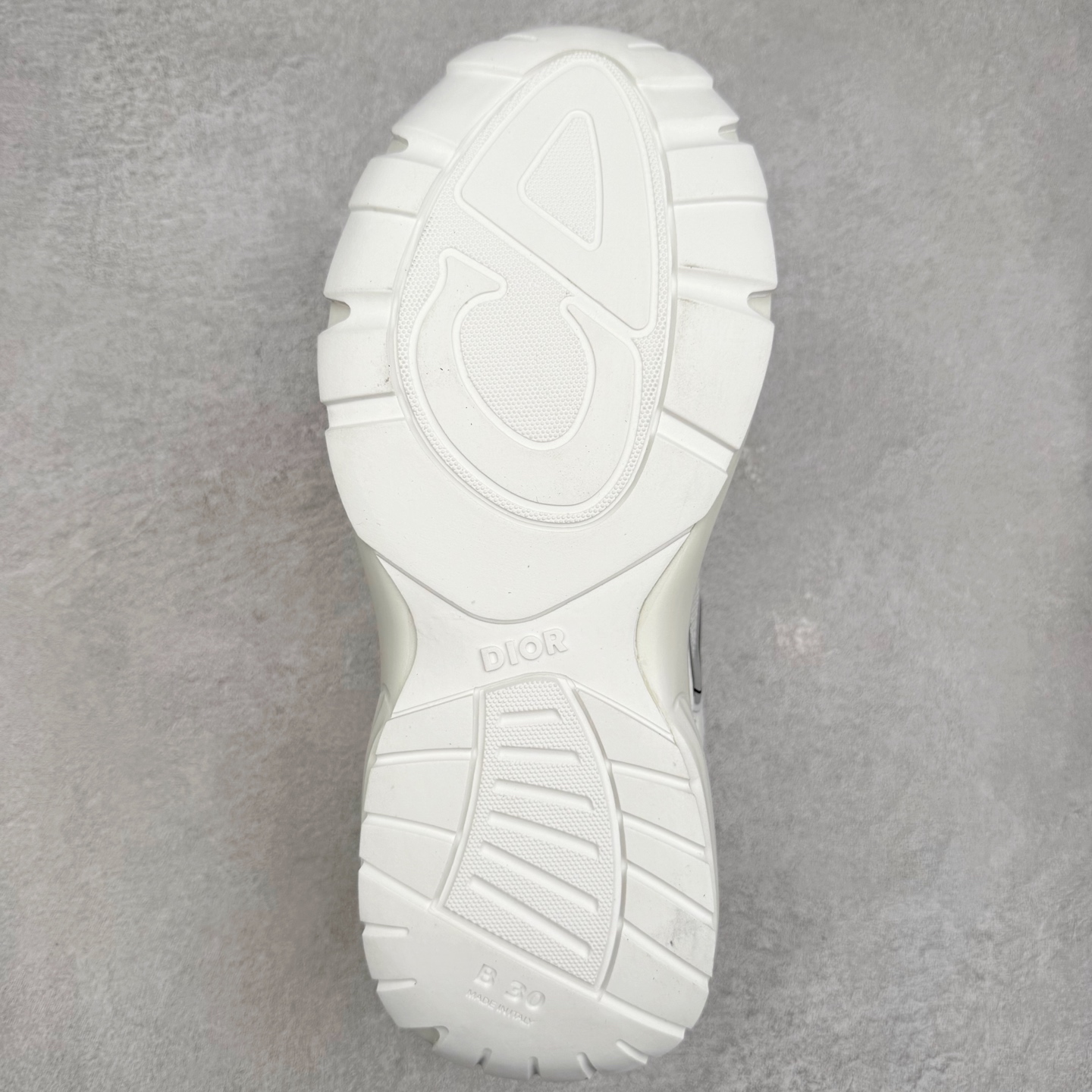 图片[9]-＃福利特价 Dior B30 迪奥网眼织物低帮运动休闲鞋 该款系列采用黑网色眼织物白和色科技料面精心制 作饰以反光“CD30”图形标志 外格轻盈的刻雕效果橡胶鞋搭底配标志性点的缀提升格调 内弹部力细节塑造想理的舒适穿着体验可与各休式闲造型配搭 彰显尚时现代的运风动范 尺码：36 37 35 39 40 41 42 43 44 45-选品中心