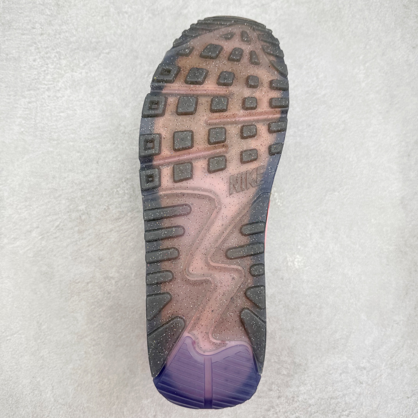 图片[9]-＃MX版 NK Air MAX 90 气垫复古减震跑步鞋 DM0033-003 经典重温 独家陆续补货 外单专供大厂出品 品质稳定 一百余色 终端操作 Air Max 90于1990年推出 来自Air Max系列 在Air Max 1的基础上改进而得 增加了气垫面积 外型上也更为流线 最特別的就是加入了菱纹塑胶嵌板 为Air Max 90增添了许多潮流气息 皮革鞋面 造就出色耐穿性和支撑力 Max Air缓震配置搭配泡棉中底 令Air Max 90轻盈而舒适 华夫格橡胶外底 铸就Air Max 90非凡的抓地力 而Air Max 90不仅是一双跑鞋 它成功跨越了时间的演进 成为了球鞋文化与潮流圈中最熟为人知的鞋款之一 尺码：36 36.5 37.5 38 38.5 39 40 40.5 41 42 42.5 43 44 44.5 45-选品中心
