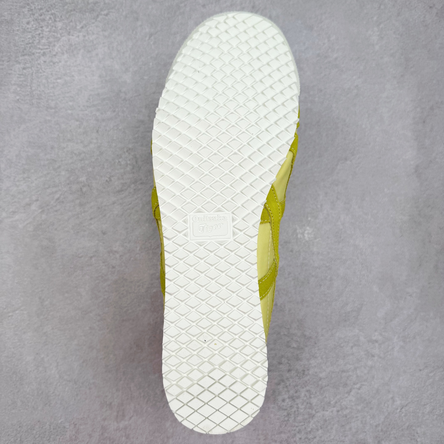 图片[9]-＃C版 Asics Onitsuka Tiger MEXICO 66 亚瑟士鬼冢虎复古经典板鞋 市场王者选手 海外订单工厂出品 长期生产补货永不断码 超成熟稳定的做工品控 原装全套纸板楦头开发 原汁原味 完美呈现版型 私模正确鞋底咬花纹路 一比一鞋头弧度高度鞋身弧度 绝不口嗨 细节品控鞋型随意秒杀市面 原档咬花纹路私模大底 一个单元有六个三角形 总体形拼接呈现花瓣状 官方四联吊牌 原装Ortholite轻量化鞋垫 原盒原配 质保卡 说明书 钢印防尘纸 纸板中底带钢印 乳胶组合鞋垫 支持全方位的对比专柜 产品从款式颜色造型上体现出追求舒适和细节的完美 鞋类更是推崇手工制作的严谨与完美 融舒适性与可穿性的设计风格 注重细节的完美和别致魅力 既保持稳重 又不失轻松的时尚感 尺码：36 37 37.5 38 39 39.5 40 40.5 41.5 42 42.5 43.5 44 45-选品中心