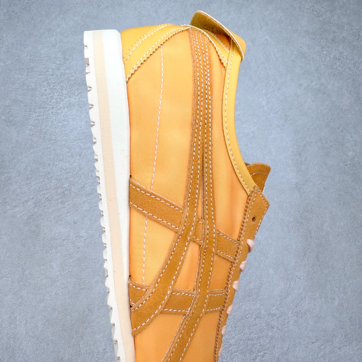 图片[6]-＃C版 Asics Onitsuka Tiger MEXICO 66 亚瑟士鬼冢虎复古经典板鞋 市场王者选手 海外订单工厂出品 长期生产补货永不断码 超成熟稳定的做工品控 原装全套纸板楦头开发 原汁原味 完美呈现版型 私模正确鞋底咬花纹路 一比一鞋头弧度高度鞋身弧度 绝不口嗨 细节品控鞋型随意秒杀市面 原档咬花纹路私模大底 一个单元有六个三角形 总体形拼接呈现花瓣状 官方四联吊牌 原装Ortholite轻量化鞋垫 原盒原配 质保卡 说明书 钢印防尘纸 纸板中底带钢印 乳胶组合鞋垫 支持全方位的对比专柜 产品从款式颜色造型上体现出追求舒适和细节的完美 鞋类更是推崇手工制作的严谨与完美 融舒适性与可穿性的设计风格 注重细节的完美和别致魅力 既保持稳重 又不失轻松的时尚感 尺码：36 37 37.5 38 39 39.5 40 40.5 41.5 42 42.5 43.5 44 45-选品中心