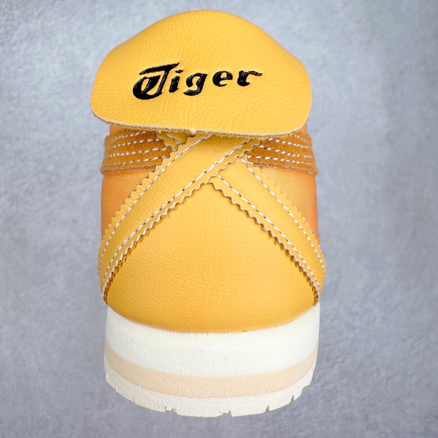 图片[8]-＃C版 Asics Onitsuka Tiger MEXICO 66 亚瑟士鬼冢虎复古经典板鞋 市场王者选手 海外订单工厂出品 长期生产补货永不断码 超成熟稳定的做工品控 原装全套纸板楦头开发 原汁原味 完美呈现版型 私模正确鞋底咬花纹路 一比一鞋头弧度高度鞋身弧度 绝不口嗨 细节品控鞋型随意秒杀市面 原档咬花纹路私模大底 一个单元有六个三角形 总体形拼接呈现花瓣状 官方四联吊牌 原装Ortholite轻量化鞋垫 原盒原配 质保卡 说明书 钢印防尘纸 纸板中底带钢印 乳胶组合鞋垫 支持全方位的对比专柜 产品从款式颜色造型上体现出追求舒适和细节的完美 鞋类更是推崇手工制作的严谨与完美 融舒适性与可穿性的设计风格 注重细节的完美和别致魅力 既保持稳重 又不失轻松的时尚感 尺码：36 37 37.5 38 39 39.5 40 40.5 41.5 42 42.5 43.5 44 45-选品中心