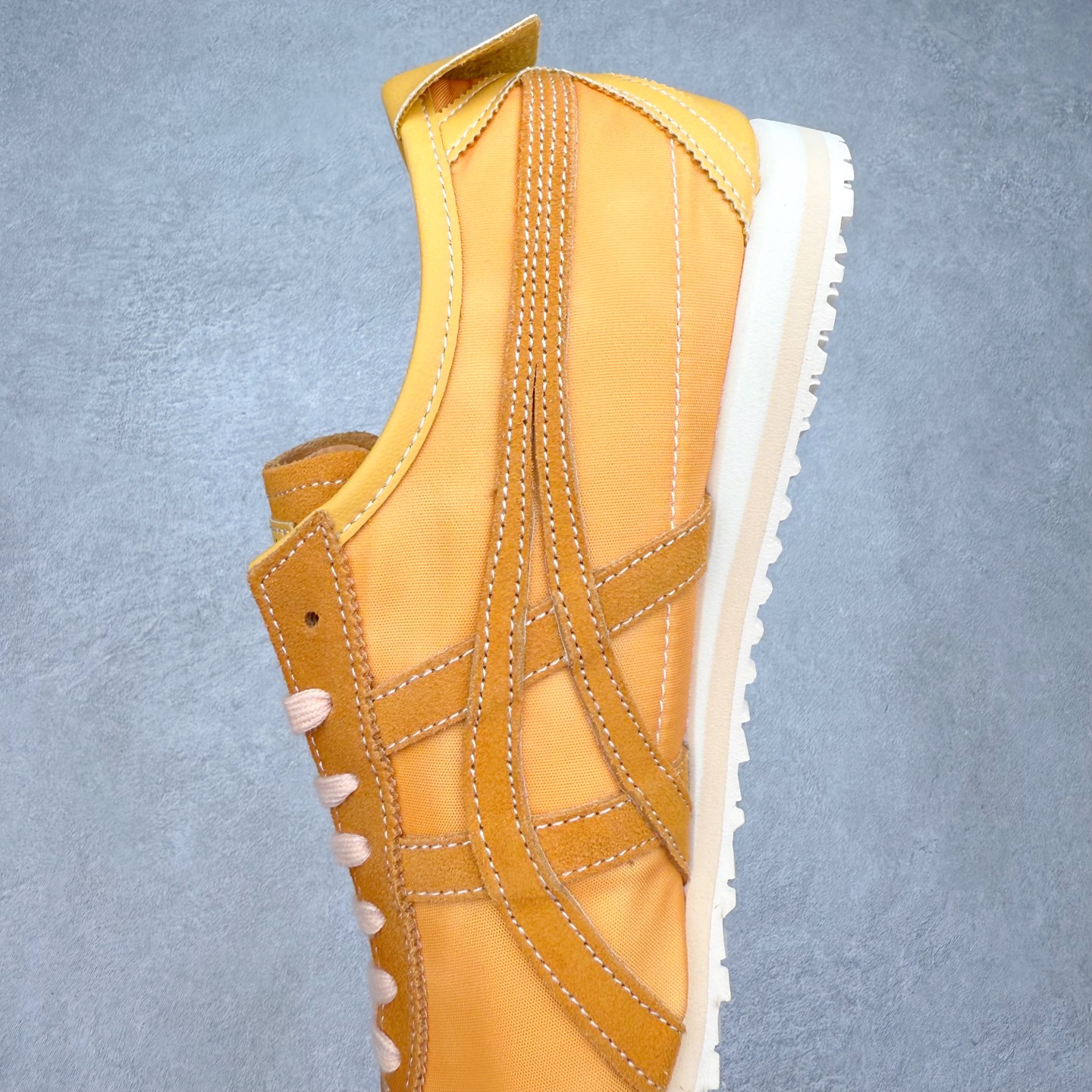 图片[7]-＃C版 Asics Onitsuka Tiger MEXICO 66 亚瑟士鬼冢虎复古经典板鞋 市场王者选手 海外订单工厂出品 长期生产补货永不断码 超成熟稳定的做工品控 原装全套纸板楦头开发 原汁原味 完美呈现版型 私模正确鞋底咬花纹路 一比一鞋头弧度高度鞋身弧度 绝不口嗨 细节品控鞋型随意秒杀市面 原档咬花纹路私模大底 一个单元有六个三角形 总体形拼接呈现花瓣状 官方四联吊牌 原装Ortholite轻量化鞋垫 原盒原配 质保卡 说明书 钢印防尘纸 纸板中底带钢印 乳胶组合鞋垫 支持全方位的对比专柜 产品从款式颜色造型上体现出追求舒适和细节的完美 鞋类更是推崇手工制作的严谨与完美 融舒适性与可穿性的设计风格 注重细节的完美和别致魅力 既保持稳重 又不失轻松的时尚感 尺码：36 37 37.5 38 39 39.5 40 40.5 41.5 42 42.5 43.5 44 45-选品中心