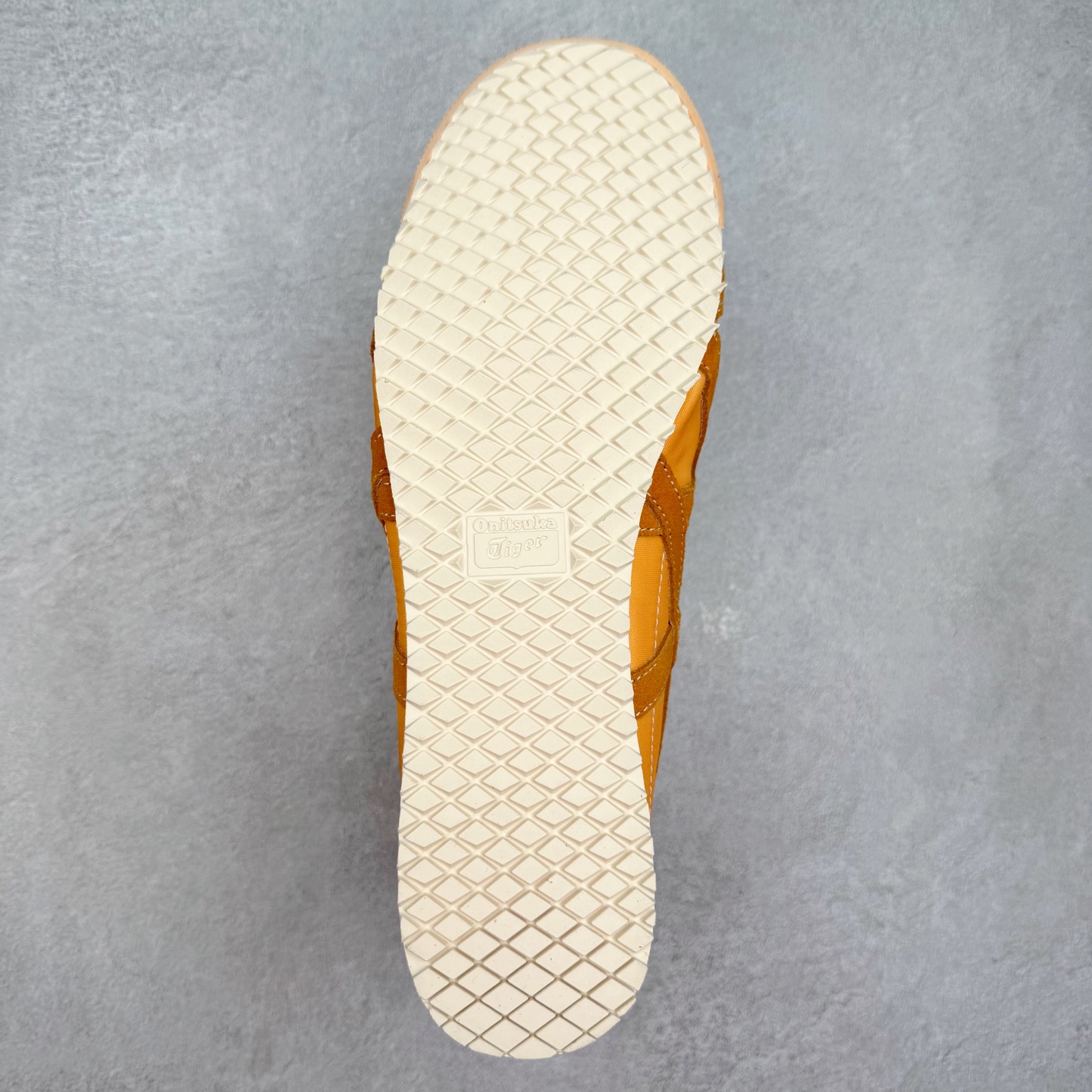 图片[9]-＃C版 Asics Onitsuka Tiger MEXICO 66 亚瑟士鬼冢虎复古经典板鞋 市场王者选手 海外订单工厂出品 长期生产补货永不断码 超成熟稳定的做工品控 原装全套纸板楦头开发 原汁原味 完美呈现版型 私模正确鞋底咬花纹路 一比一鞋头弧度高度鞋身弧度 绝不口嗨 细节品控鞋型随意秒杀市面 原档咬花纹路私模大底 一个单元有六个三角形 总体形拼接呈现花瓣状 官方四联吊牌 原装Ortholite轻量化鞋垫 原盒原配 质保卡 说明书 钢印防尘纸 纸板中底带钢印 乳胶组合鞋垫 支持全方位的对比专柜 产品从款式颜色造型上体现出追求舒适和细节的完美 鞋类更是推崇手工制作的严谨与完美 融舒适性与可穿性的设计风格 注重细节的完美和别致魅力 既保持稳重 又不失轻松的时尚感 尺码：36 37 37.5 38 39 39.5 40 40.5 41.5 42 42.5 43.5 44 45-选品中心