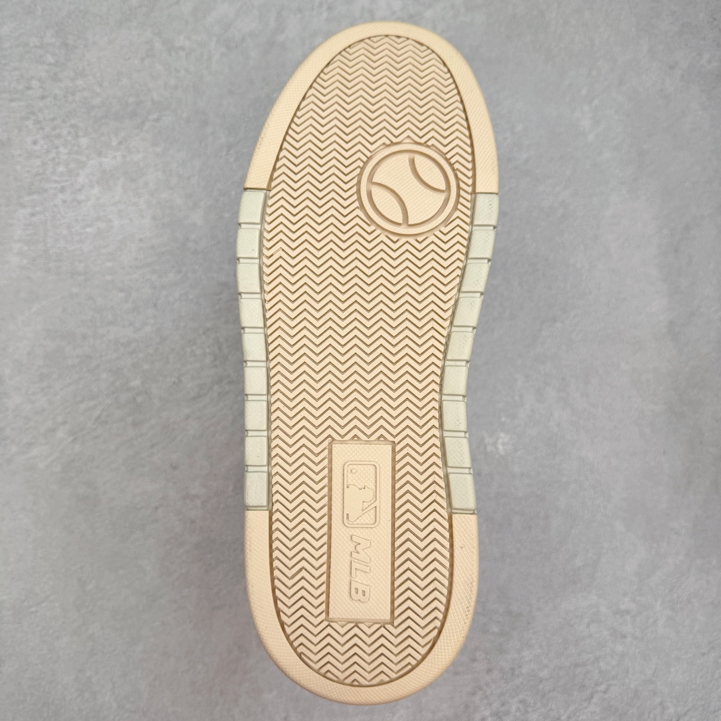 图片[9]-MLB Chunky Liner Basic 复古印花学长鞋系列低帮轻量增高厚底百搭休闲运动慢跑鞋板鞋 Korea韩国联名NY美国榄球纽约洋基队限定 韩国代购专供 全套原楦原纸板原厂数据开发 正确中底拉帮中底网布细节 平台代购专供 左脚内置芯片 韩国代购吊牌标贴 独家一比一RB+MD组合大底 高频后跟小人Logo精准对位立体饱满 正确网布加超迁鞋面 转印中底走线紧密 转印Logo工艺表层防刮不掉色 尺码：35 36 36.5 37.5 38 38.5 39 40 40.5 41 42 42.5 43 44 45-选品中心