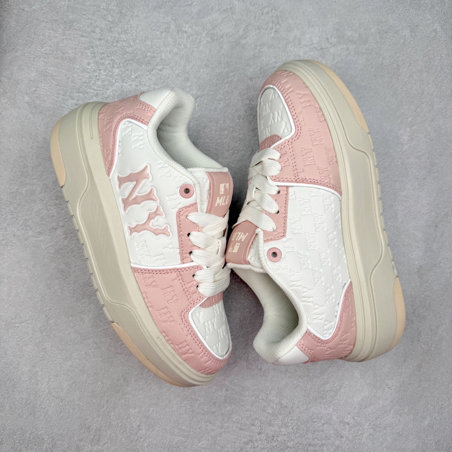 图片[3]-MLB Chunky Liner Basic 复古印花学长鞋系列低帮轻量增高厚底百搭休闲运动慢跑鞋板鞋 Korea韩国联名NY美国榄球纽约洋基队限定 韩国代购专供 全套原楦原纸板原厂数据开发 正确中底拉帮中底网布细节 平台代购专供 左脚内置芯片 韩国代购吊牌标贴 独家一比一RB+MD组合大底 高频后跟小人Logo精准对位立体饱满 正确网布加超迁鞋面 转印中底走线紧密 转印Logo工艺表层防刮不掉色 尺码：35 36 36.5 37.5 38 38.5 39 40 40.5 41 42 42.5 43 44 45-选品中心