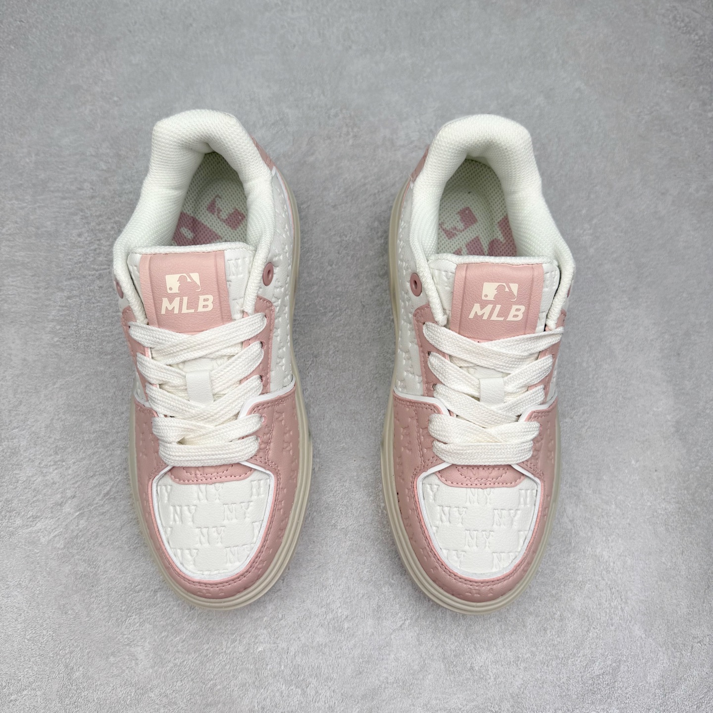 图片[2]-MLB Chunky Liner Basic 复古印花学长鞋系列低帮轻量增高厚底百搭休闲运动慢跑鞋板鞋 Korea韩国联名NY美国榄球纽约洋基队限定 韩国代购专供 全套原楦原纸板原厂数据开发 正确中底拉帮中底网布细节 平台代购专供 左脚内置芯片 韩国代购吊牌标贴 独家一比一RB+MD组合大底 高频后跟小人Logo精准对位立体饱满 正确网布加超迁鞋面 转印中底走线紧密 转印Logo工艺表层防刮不掉色 尺码：35 36 36.5 37.5 38 38.5 39 40 40.5 41 42 42.5 43 44 45-选品中心